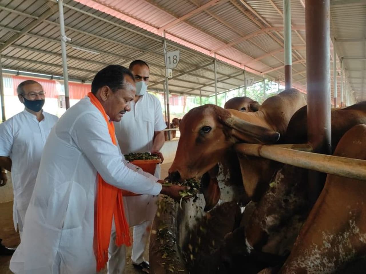 <p>ಕನಕಪುರ ರಸ್ತೆಯಲ್ಲಿರುವ ಆರ್ಟ್ ಆಪ್ ಲಿವಿಂಗ್ ಆಶ್ರಮದಲ್ಲಿರುವ ಗೋ ಶಾಲೆಗೆ ಸಚಿವರು ಭೇಟಿ ನೀಡಿದ್ದರು.</p>