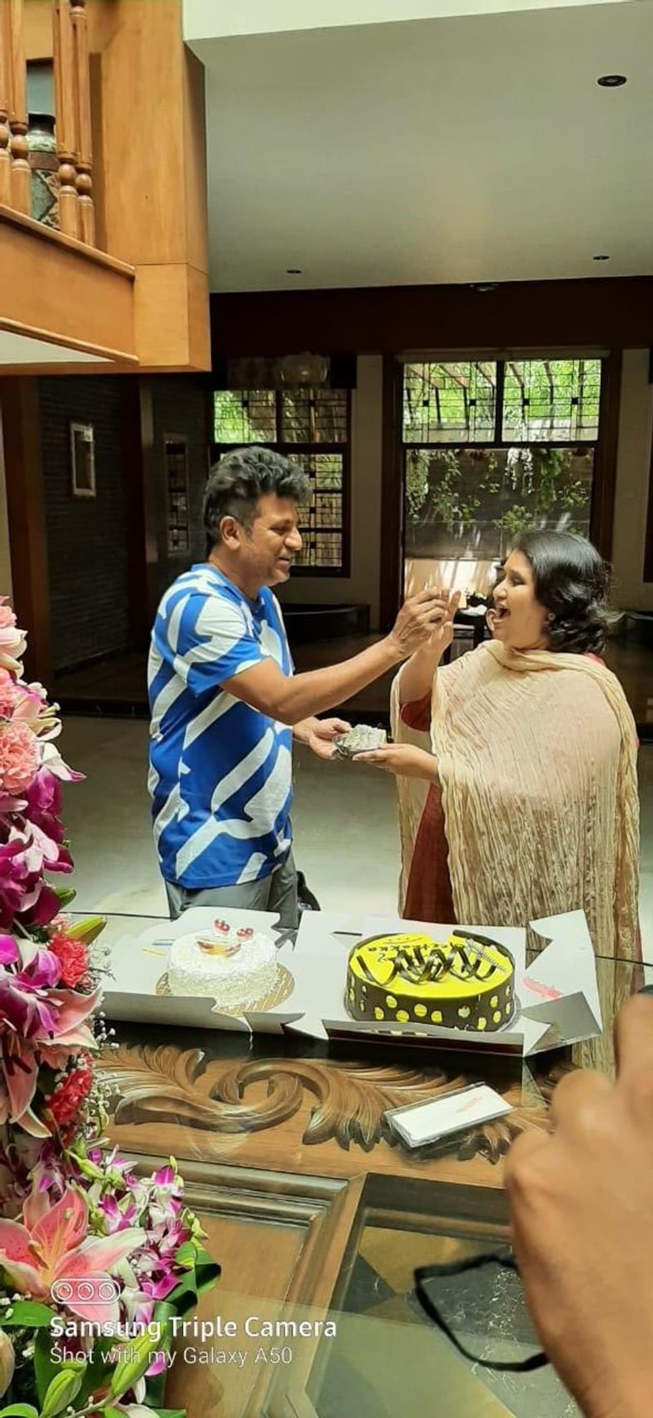 <p>ಡಾ. ಶಿವರಾಜ್‌ಕುಮಾರ್ ಪತ್ನಿ ಗೀತಾ ಶಿವರಾಜ್‌ಕುಮಾರ್ ತಮ್ಮ ನಿವಾಸದಲ್ಲಿ ಸರಳವಾಗಿ ಹುಟ್ಟುಹಬ್ಬ ಆಚರಿಸಿಕೊಂಡಿದ್ದಾರೆ.</p>