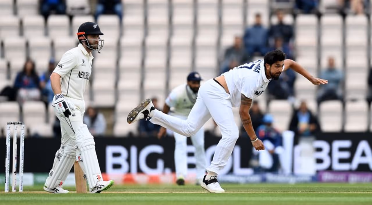 <p>తొలి వికెట్కి 70 పరుగుల భాగస్వామ్యం నమోదుచేసిన తర్వాత టామ్ లాథమ్ను రవిచంద్రన్ అశ్విన్ అవుట్ చేయగా, 54 పరుగులు చేసిన డివాన్ కాన్వేను ఇషాంత్ శర్మ అవుట్ చేయడంతో 102 పరుగుల వద్ద 2 వికెట్లు కోల్పోయి మూడో రోజును ముగించింది న్యూజిలాండ్.</p> <p>తొలి వికెట్కి 70 పరుగుల భాగస్వామ్యం నమోదుచేసిన తర్వాత టామ్ లాథమ్ను రవిచంద్రన్ అశ్విన్ అవుట్ చేయగా, 54 పరుగులు చేసిన డివాన్ కాన్వేను ఇషాంత్ శర్మ అవుట్ చేయడంతో 102 పరుగుల వద్ద 2 వికెట్లు కోల్పోయి మూడో రోజును ముగించింది న్యూజిలాండ్.</p>