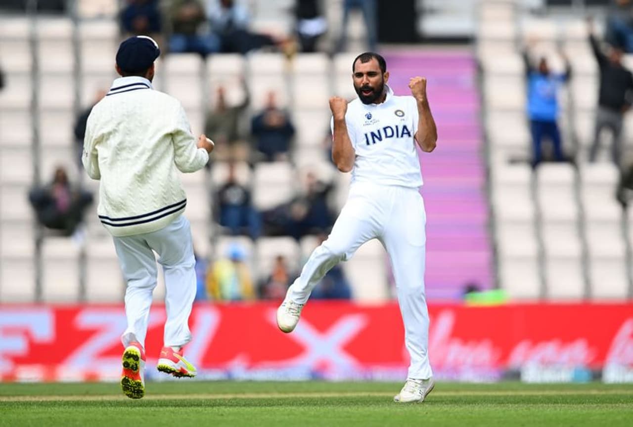 <p>సౌంతిప్టన్లో మంచి రికార్డున్న మహ్మద్ షమీ, మరోసారి అద్భుతమై స్పెల్ వేశాడు. సరిగ్గా ఇదే రోజున 2019లో (జూన్ 22, 2019) వరల్డ్కప్లో ఆఫ్ఘనిస్తాన్పై వన్డేల్లో హ్యాట్రిక్ సాధించాడు మహ్మద్ షమీ...</p> <p>సౌంతిప్టన్లో మంచి రికార్డున్న మహ్మద్ షమీ, మరోసారి అద్భుతమై స్పెల్ వేశాడు. సరిగ్గా ఇదే రోజున 2019లో (జూన్ 22, 2019) వరల్డ్కప్లో ఆఫ్ఘనిస్తాన్పై వన్డేల్లో హ్యాట్రిక్ సాధించాడు మహ్మద్ షమీ...</p>