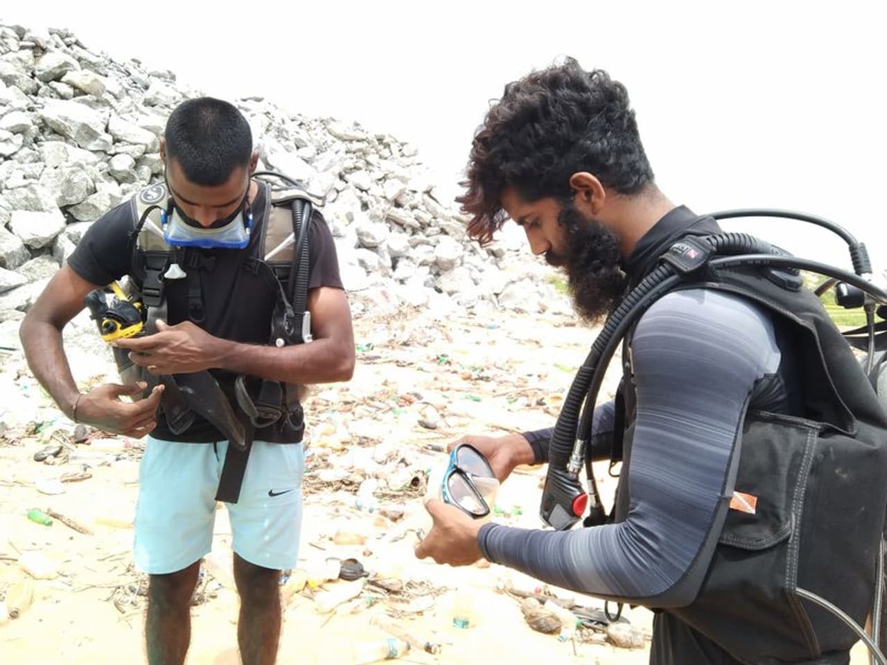 <p>വലിയതുറ, കൊച്ചുതുറ സ്വദേശികളായ അക്ഷയും സജുവുമാണ് ക്രിസ്റ്റിൻ രാജിന് വേണ്ടി സ്കൂബാ ഡൈവിങ് നടത്താന്‍ തയ്യാറായത്. &nbsp;കൊച്ചിയിലുള്ള സ്കൂബാ കൊച്ചിൻ എന്ന ഏജൻസിയാണ് ഡൈവിംഗിനുള്ള ഉപകരണങ്ങൾ നൽകിയത്.&nbsp;</p>