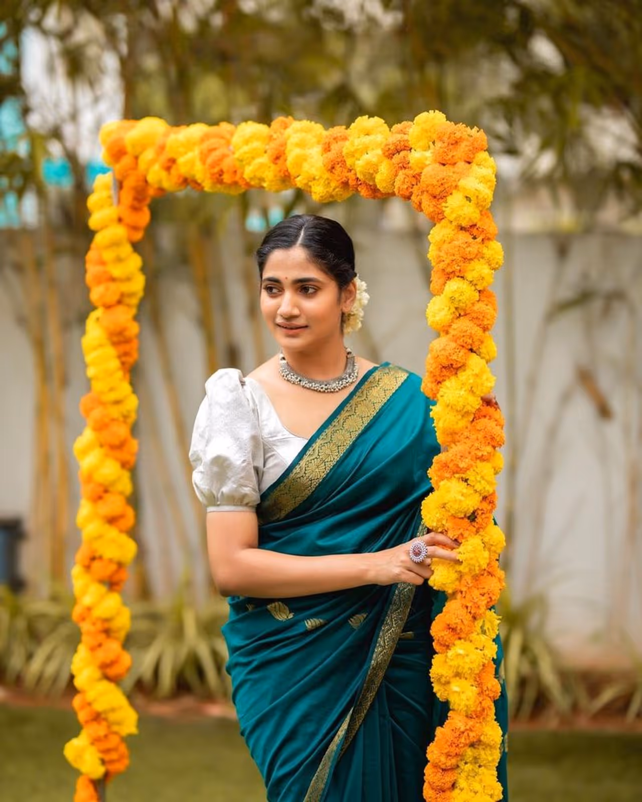 <p>இலங்கை செய்திவாசிப்பாளரான லாஸ்லியா பிக்பாஸ் சீசன் 3 நிகழ்ச்சியில் பங்கேற்றதால் தமிழகம் முழுவதும் பட்டி, தொட்டி எல்லாம் பிரபலமானார்.</p><p> </p> <p>இலங்கை செய்திவாசிப்பாளரான லாஸ்லியா பிக்பாஸ் சீசன் 3 நிகழ்ச்சியில் பங்கேற்றதால் தமிழகம் முழுவதும் பட்டி, தொட்டி எல்லாம் பிரபலமானார்.</p><p> </p>