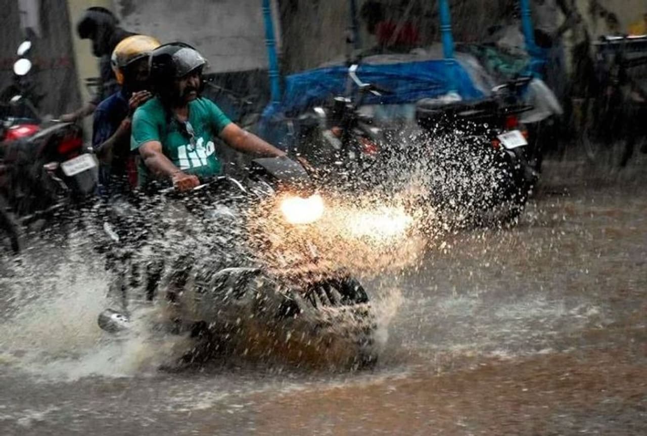 <p>ముఖ్యంగా వర్షం కురుస్తున్నప్పుడు రోడ్లపై &nbsp;బైకులు, స్కూటీలు స్కిడ్ అవడం వల్ల రోడ్డు ప్రమాదాలు సంభవిస్తాయి. కొన్నిసార్లు చిన్న తప్పులు కూడా పెద్ద ప్రమాదాలకు దారితీస్తాయి. ఇలాంటి పరిస్థితులలో మీరు వర్షం పడుతున్నప్పుడు బైక్ లేదా స్కూటర్‌పై వెళ్ళేటప్పుడు &nbsp;ఈ టిప్స్ గుర్తుపెట్టుకోండి...</p>