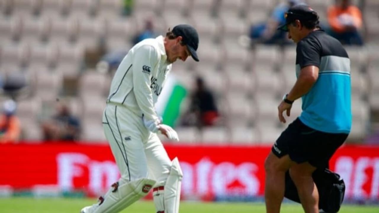 <p>రవీంద్ర జడేజా రనౌట్ చేసేందుకు ప్రయత్నించిన బీజే వాట్లింగ్, కిందపడడంతో అతని కుడి చేతి రింగ్ వేలుకి తీవ్ర గాయమైంది.</p> <p>రవీంద్ర జడేజా రనౌట్ చేసేందుకు ప్రయత్నించిన బీజే వాట్లింగ్, కిందపడడంతో అతని కుడి చేతి రింగ్ వేలుకి తీవ్ర గాయమైంది.</p>