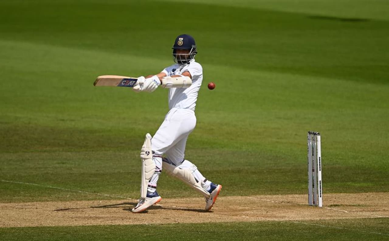 <p>టాస్ ఓడి తొలుత బ్యాటింగ్ చేసిన భారత జట్టు వర్షం, వాతావరణం అంతరాయం కలిగించడంతో పలుమార్లు ఆగి మొదలైన మొదటి ఇన్నింగ్స్లో 217 పరుగులకు ఆలౌట్ అయ్యింది...</p> <p>టాస్ ఓడి తొలుత బ్యాటింగ్ చేసిన భారత జట్టు వర్షం, వాతావరణం అంతరాయం కలిగించడంతో పలుమార్లు ఆగి మొదలైన మొదటి ఇన్నింగ్స్లో 217 పరుగులకు ఆలౌట్ అయ్యింది...</p>