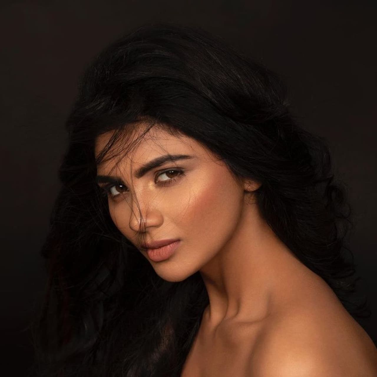 బుల్లితెర నటిగా కెరీర్ ప్రారంభించిన జబర్దస్త్ వర్ష జబర్దస్త్ ఎంట్రీ ఇచ్చిన విషయం తెల్సిందే. పాపులర్ కామెడీ షో కావడంతో వర్ష తక్కువ కాలంలో ఫేమ్ తెచ్చుకున్నారు. మూడు సీరియల్స్ లో నటించినా రాని గుర్తింపు జబర్దస్త్ ద్వారా తెచ్చుకుంది అమ్మడు. బుల్లితెర నటిగా కెరీర్ ప్రారంభించిన జబర్దస్త్ వర్ష జబర్దస్త్ ఎంట్రీ ఇచ్చిన విషయం తెల్సిందే. పాపులర్ కామెడీ షో కావడంతో వర్ష తక్కువ కాలంలో ఫేమ్ తెచ్చుకున్నారు. మూడు సీరియల్స్ లో నటించినా రాని గుర్తింపు జబర్దస్త్ ద్వారా తెచ్చుకుంది అమ్మడు.