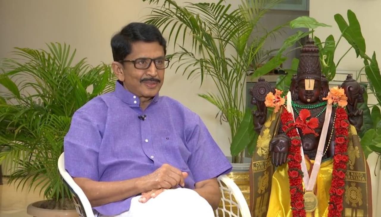 చంద్రబాబు అవినీతి సొమ్ముకు మురళీమోహన్ బినామీ అని ప్రతిపక్షాలు ఎప్పటి నుండో ఆరోపిస్తున్నాయి. ఇలాంటి అనేక ఆరోపణలు, తన అనుభవాలను తాజా ఇంటర్వ్యూలో వెల్లడించిన మురళీమోహన్ కొన్ని ఆసక్తికర కామెంట్స్ చేశారు. చంద్రబాబు అవినీతి సొమ్ముకు మురళీమోహన్ బినామీ అని ప్రతిపక్షాలు ఎప్పటి నుండో ఆరోపిస్తున్నాయి. ఇలాంటి అనేక ఆరోపణలు, తన అనుభవాలను తాజా ఇంటర్వ్యూలో వెల్లడించిన మురళీమోహన్ కొన్ని ఆసక్తికర కామెంట్స్ చేశారు.