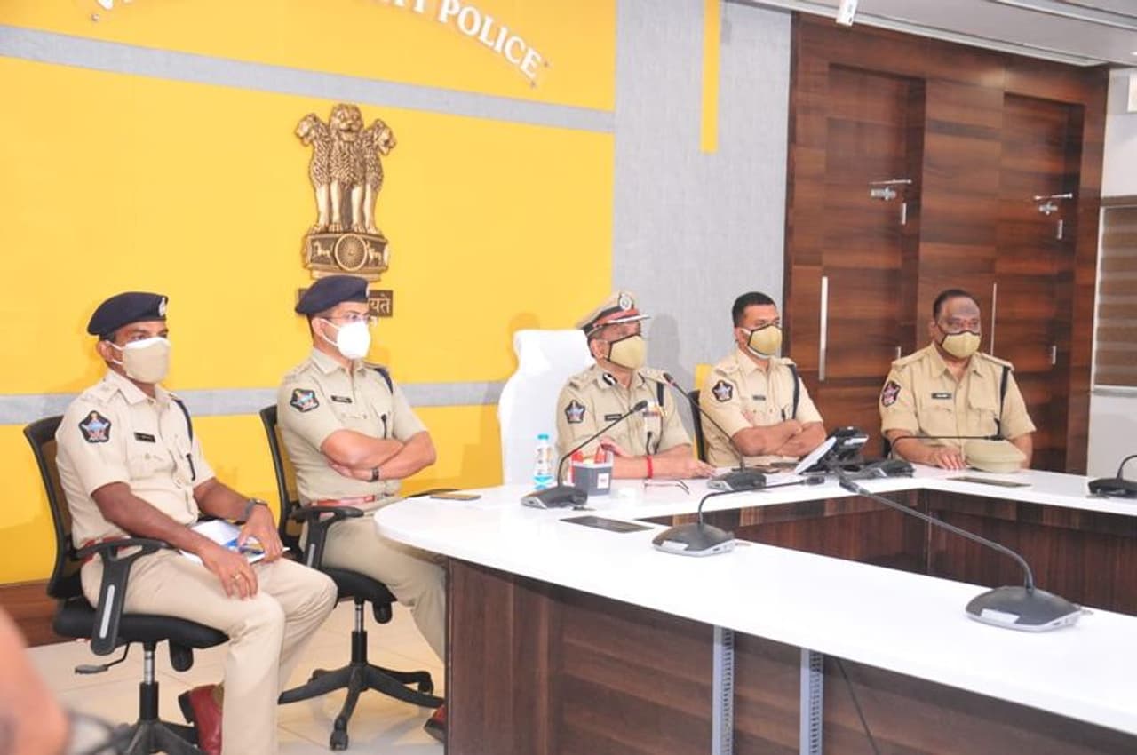 విజయవాడ: అత్యంత కిరాతకంగా మనుషుల ప్రాణాలు తీస్తున్న కరుడుగట్టిన దండుపాళ్యం ముఠాను విజయవాడ పోలీసులు అరెస్ట్ చేశారు. ఇప్పటికే ఆరుగురిని హతమార్చిన ముఠా మరో పదిమందిని చంపడానికి రెక్కీ నిర్వహించినట్లు సమాచారం. ఇంతటి క్రూరమైన ముఠాకు సంబంధించిన వివరాలను విజయవాడ సిపి బత్తిన శ్రీనివాసులు వెల్లడించారు. విజయవాడ: అత్యంత కిరాతకంగా మనుషుల ప్రాణాలు తీస్తున్న కరుడుగట్టిన దండుపాళ్యం ముఠాను విజయవాడ పోలీసులు అరెస్ట్ చేశారు. ఇప్పటికే ఆరుగురిని హతమార్చిన ముఠా మరో పదిమందిని చంపడానికి రెక్కీ నిర్వహించినట్లు సమాచారం. ఇంతటి క్రూరమైన ముఠాకు సంబంధించిన వివరాలను విజయవాడ సిపి బత్తిన శ్రీనివాసులు వెల్లడించారు.