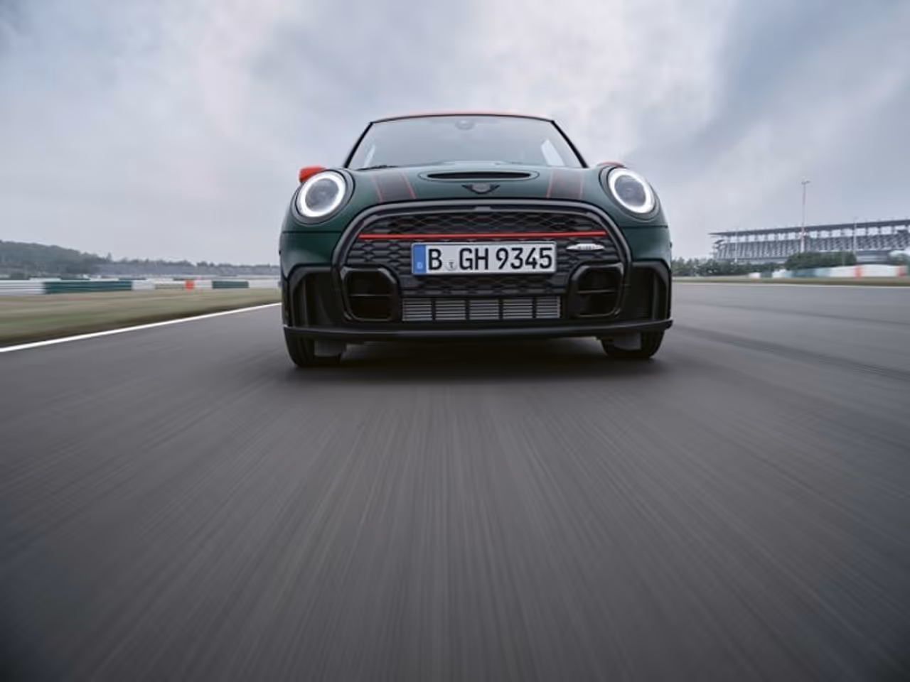 <p>ಈ ಆಲ್ ನ್ಯೂ MINI ಶ್ರೇಣಿಯು ಪೆಟ್ರೋಲ್ ಎಂಜಿನ್‍ಗಳಲ್ಲಿ ಕಂಪ್ಲೀಟ್ಲಿ ಬಿಲ್ಟ್ ಅಪ್ ಯೂನಿಟ್ಸ್(CBUs) ಆಗಿ ಲಭ್ಯ. &nbsp;ಆಲ್ ನ್ಯೂ MINI 3 ಡೋರ್ ಹ್ಯಾಚ್, ಆಲ್ ನ್ಯೂ MINI ಕನ್ವರ್ಟಿಬಲ್ ಮತ್ತು ಆಲ್ ನ್ಯೂ MINI ಜಾನ್ ಕೂಪರ್ ವರ್ಕರಸ್ ಹ್ಯಾಚ್ &nbsp; ಸ್ಟಾಂಡರ್ಡ್ ಪ್ರೊಫೈಲ್ ಮತ್ತು ಸರಳೀಕರಿಸಲಾದ ಆಫರ್ ರಚನೆ ಹೊಂದಿದೆ.&nbsp;</p><p>ಪೆಟ್ರೋಲ್ ಎಂಜಿನ್ ವೇರಿಯೆಂಟ್ಸ್ ಎಕ್ಸ್ ಶೋರೂಂ ಬೆಲೆಗಳು* ಈ ಕೆಳಕಂಡಂತಿವೆ:<br />ಆಲ್ ನ್ಯೂ MINI 3 ಡೋರ್ ಹ್ಯಾಚ್&nbsp;&nbsp; &nbsp; ಕಾರಿನ ಬೆಲೆ : 38,00,000 ಲಕ್ಷ ರೂಪಾಯಿ<br />ಆಲ್ ನ್ಯೂ MINI ಕನ್ವರ್ಟಿಬಲ್ ಬೆಲೆ : 44,00,000 ರೂಪಾಯಿ<br />ಆಲ್ ನ್ಯೂ MINI ಜಾನ್ ಕೂಪರ್ ವರ್ಕಸ್‌ಹ್ಯಾಚ್ : 45,50,000</p>