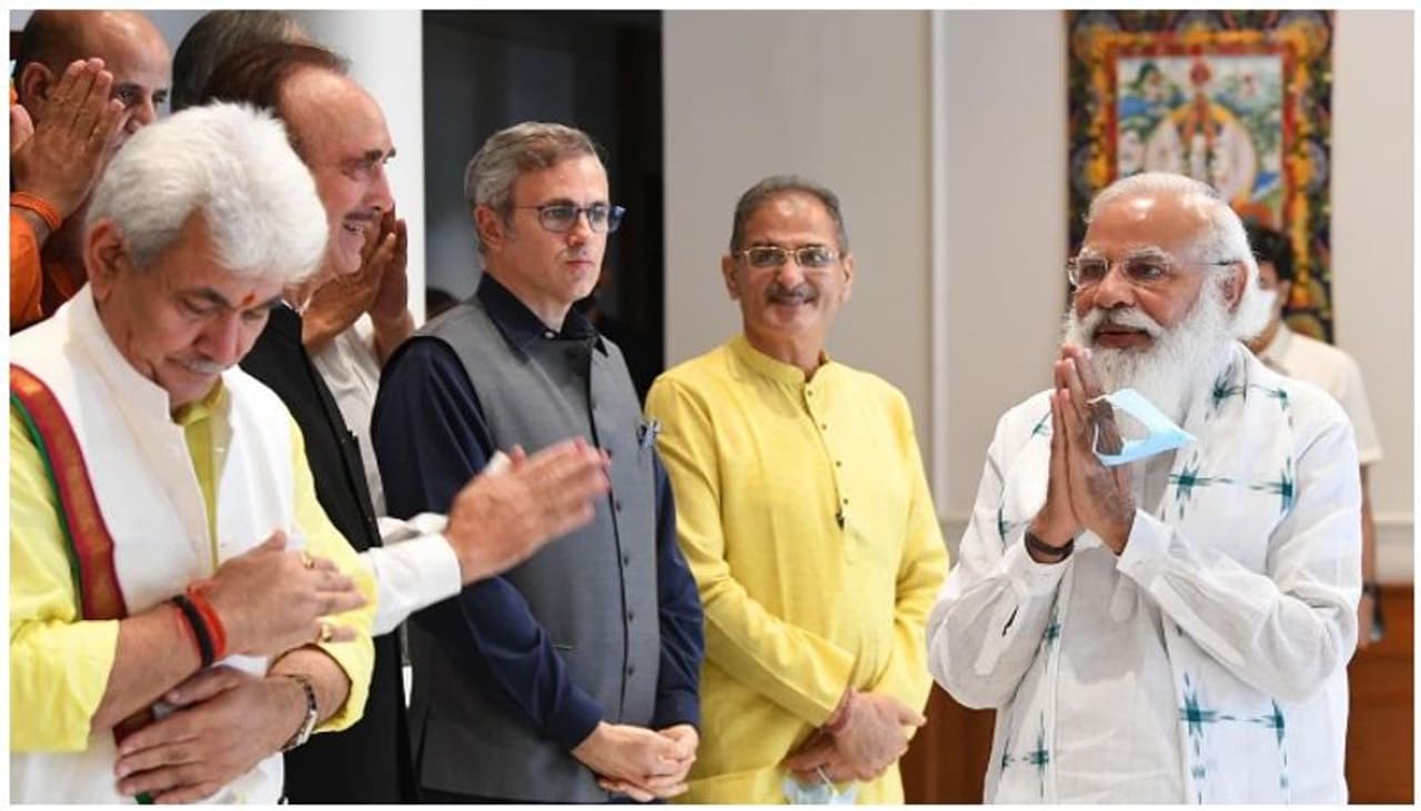 <p>ജമ്മുകശ്മീരിലെ സാഹചര്യങ്ങൾ ചര്ച്ച ചെയ്യാനാണ് പ്രധാനമന്ത്രി സര്വ്വകക്ഷി യോഗം വിളിച്ചിരിക്കുന്നത്. അതേസമയം, ജമ്മുകശ്മീരിനെ പോലെ തെരഞ്ഞെടുപ്പ് വേണമെന്ന് ലഡാക്കിലെ രാഷ്ട്രീയ കക്ഷികൾ ആവശ്യമുന്നയിക്കുമെന്ന് കരുതുന്നു. </p> <p>ജമ്മുകശ്മീരിലെ സാഹചര്യങ്ങൾ ചര്ച്ച ചെയ്യാനാണ് പ്രധാനമന്ത്രി സര്വ്വകക്ഷി യോഗം വിളിച്ചിരിക്കുന്നത്. അതേസമയം, ജമ്മുകശ്മീരിനെ പോലെ തെരഞ്ഞെടുപ്പ് വേണമെന്ന് ലഡാക്കിലെ രാഷ്ട്രീയ കക്ഷികൾ ആവശ്യമുന്നയിക്കുമെന്ന് കരുതുന്നു. </p>