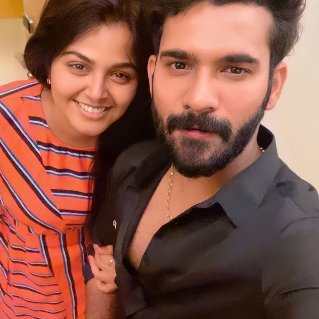 ఒక వేళ అఖిల్, మోనాల్ మధ్య ఏమైనా మనస్పర్థలు వచ్చాయా, అఖిల్ ఇలాంటి వ్యాఖ్యలు చేయడానికి కారణం ఏమిటని అందరూ భావిస్తున్నారు. బిగ్ బాస్ సీజన్ 4లో పాల్గొన్న అఖిల్, మోనాల్ ప్రేమ వ్యవహారం తెలిసిందే. ఒక వేళ అఖిల్, మోనాల్ మధ్య ఏమైనా మనస్పర్థలు వచ్చాయా, అఖిల్ ఇలాంటి వ్యాఖ్యలు చేయడానికి కారణం ఏమిటని అందరూ భావిస్తున్నారు. బిగ్ బాస్ సీజన్ 4లో పాల్గొన్న అఖిల్, మోనాల్ ప్రేమ వ్యవహారం తెలిసిందే.