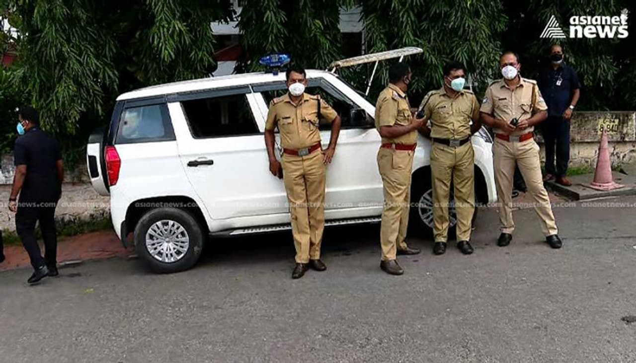 <p>ఆంధ్రప్రదేశ్, తెలంగాణ రాష్ట్రాల మధ్య జల జగడం నీటి పారుదల ప్రాజెక్టుల వద్ద యుద్ద వాతావరణాన్ని తలపిస్తోంది. రెండు రాష్ట్రాలు తమ సరిహద్దుల వద్ద భారీగా పోలీసులను మోహరించాయి. </p> <p>ఆంధ్రప్రదేశ్, తెలంగాణ రాష్ట్రాల మధ్య జల జగడం నీటి పారుదల ప్రాజెక్టుల వద్ద యుద్ద వాతావరణాన్ని తలపిస్తోంది. రెండు రాష్ట్రాలు తమ సరిహద్దుల వద్ద భారీగా పోలీసులను మోహరించాయి. </p>