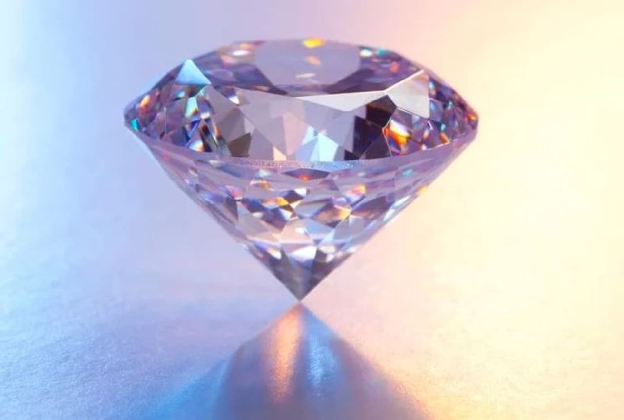 <p>ఆశ్చర్యకరమైన విషయం ఏంటంటే ప్రపంచవ్యాప్తంగా వజ్రాల పరిశ్రమ మార్కెట్ క్యాప్ 80 బిలియన్ డాలర్లు. మైనింగ్ ద్వారా వజ్రాలను వెలికితీయడానికి చాలా కృషి అవసరం. ఇంకా చాలా నీటిని వృధా చేస్తుంది. అంతేకాకుండా, వజ్రాలు తవ్విన చోట వేలాది చెట్లను నరికివేస్తారు. మైనింగ్ సమయంలో కార్మికులు చాలా ప్రమాదకరమైన పరిస్థితులలో పనిచేయవలసి ఉంటుంది. ఇలాంటి పరిస్థితిలో ప్రయోగశాలలో తయారైన వజ్రాలు రాబోయే యుగంలో గేమ్ ఛేంజింగ్ అవుతుంది.<br /> </p> <p>ఆశ్చర్యకరమైన విషయం ఏంటంటే ప్రపంచవ్యాప్తంగా వజ్రాల పరిశ్రమ మార్కెట్ క్యాప్ 80 బిలియన్ డాలర్లు. మైనింగ్ ద్వారా వజ్రాలను వెలికితీయడానికి చాలా కృషి అవసరం. ఇంకా చాలా నీటిని వృధా చేస్తుంది. అంతేకాకుండా, వజ్రాలు తవ్విన చోట వేలాది చెట్లను నరికివేస్తారు. మైనింగ్ సమయంలో కార్మికులు చాలా ప్రమాదకరమైన పరిస్థితులలో పనిచేయవలసి ఉంటుంది. ఇలాంటి పరిస్థితిలో ప్రయోగశాలలో తయారైన వజ్రాలు రాబోయే యుగంలో గేమ్ ఛేంజింగ్ అవుతుంది.<br /> </p>