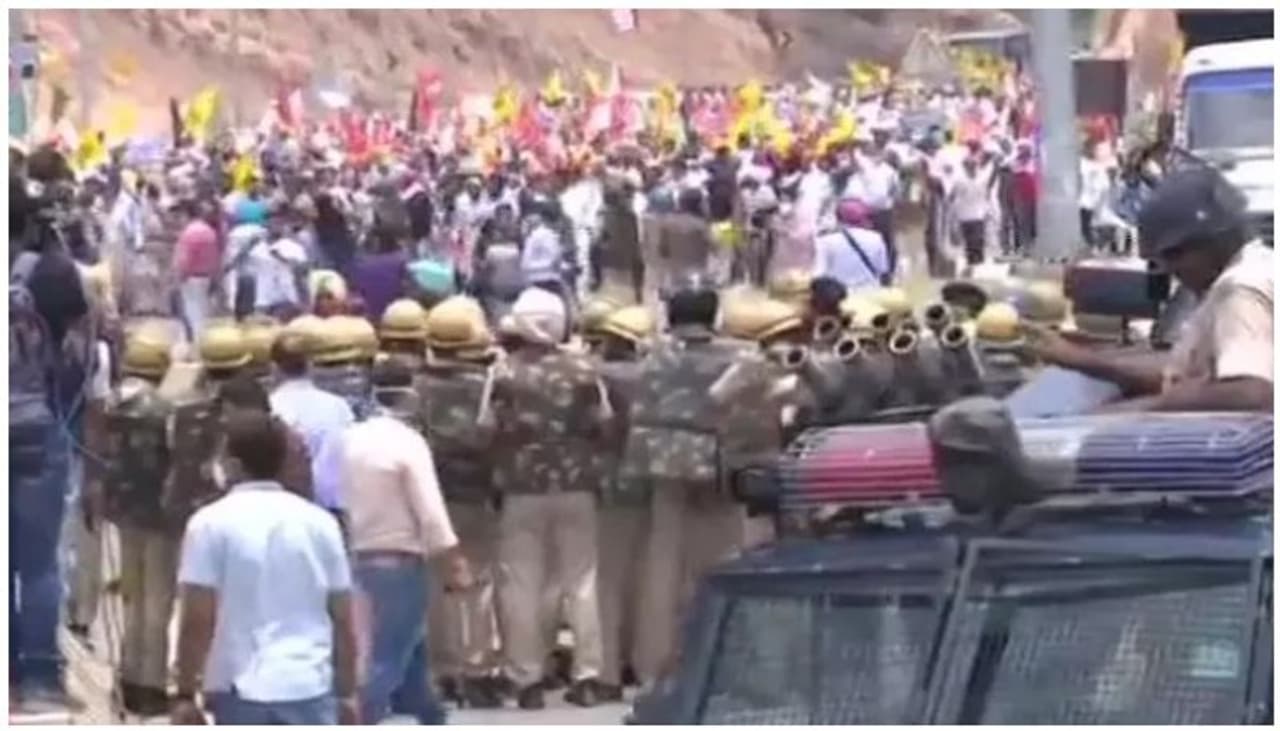 <p>രാജ്യത്തൊട്ടാകെയുള്ള ഗവർണർമാർക്ക് (പുതിയ കാർഷിക നിയമങ്ങൾ റദ്ദാക്കുന്നതിന്) മെമ്മോറാണ്ടം സമർപ്പിക്കും. അതേസമയം സമരം സമാധാനപരമായി തുടരും. ഏഴ് മാസത്തെ പ്രക്ഷോഭം പൂർത്തിയായതിന്റെ ഭാഗമായി ദില്ലിയിലെ സിങ്കു, തിക്രി, ഗാസിപൂർ അതിർത്തികളിൽ തമ്പടിച്ചിരിക്കുന്ന കർഷകർ ഇന്ന് "കൃഷി സംരക്ഷിക്കുക, ജനാധിപത്യത്തെ സംരക്ഷിക്കുക" എന്ന് പ്രതിജ്ഞയെടുക്കുമെന്ന് ഭാരതീയ കിസാൻ യൂണിയൻ (ബി.കെ.യു) യുവജന വിഭാഗം പ്രസിഡന്റ് ഗൌരവ് ടിക്കായത്ത് പറഞ്ഞു.</p> <p>രാജ്യത്തൊട്ടാകെയുള്ള ഗവർണർമാർക്ക് (പുതിയ കാർഷിക നിയമങ്ങൾ റദ്ദാക്കുന്നതിന്) മെമ്മോറാണ്ടം സമർപ്പിക്കും. അതേസമയം സമരം സമാധാനപരമായി തുടരും. ഏഴ് മാസത്തെ പ്രക്ഷോഭം പൂർത്തിയായതിന്റെ ഭാഗമായി ദില്ലിയിലെ സിങ്കു, തിക്രി, ഗാസിപൂർ അതിർത്തികളിൽ തമ്പടിച്ചിരിക്കുന്ന കർഷകർ ഇന്ന് "കൃഷി സംരക്ഷിക്കുക, ജനാധിപത്യത്തെ സംരക്ഷിക്കുക" എന്ന് പ്രതിജ്ഞയെടുക്കുമെന്ന് ഭാരതീയ കിസാൻ യൂണിയൻ (ബി.കെ.യു) യുവജന വിഭാഗം പ്രസിഡന്റ് ഗൌരവ് ടിക്കായത്ത് പറഞ്ഞു.</p>