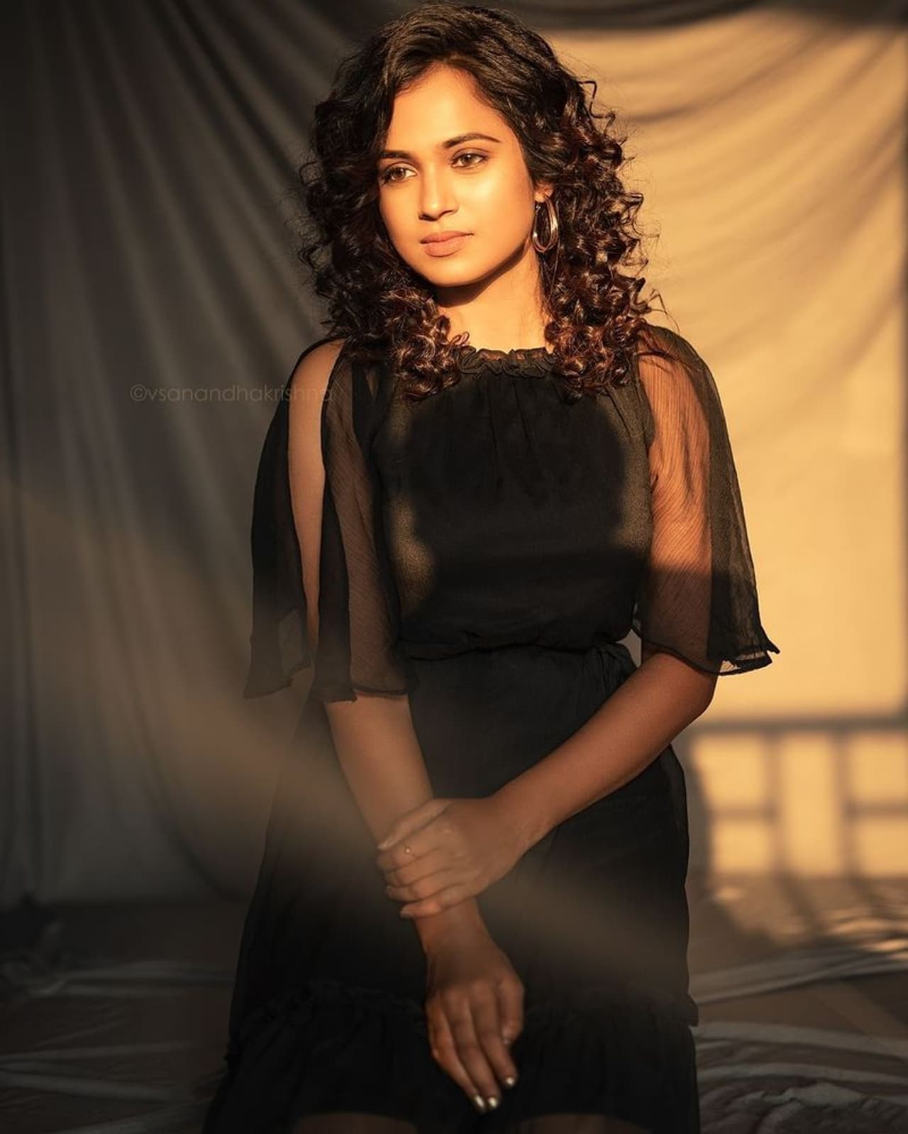 <p>பிக்பாஸ் வீட்டை விட்டு வெளியேறிய வேகத்தில், முன்னணி நடிகர்களுக்கு ஜோடியாக நடிப்பார் என எதிர்பார்க்கப்பட்ட ரம்யா பாண்டியன் கனவை கலைப்பது போல், கொரோனாவின் இரண்டாவது அழைத்து உருவெடுத்தது.</p> <p>பிக்பாஸ் வீட்டை விட்டு வெளியேறிய வேகத்தில், முன்னணி நடிகர்களுக்கு ஜோடியாக நடிப்பார் என எதிர்பார்க்கப்பட்ட ரம்யா பாண்டியன் கனவை கலைப்பது போல், கொரோனாவின் இரண்டாவது அழைத்து உருவெடுத்தது.</p>