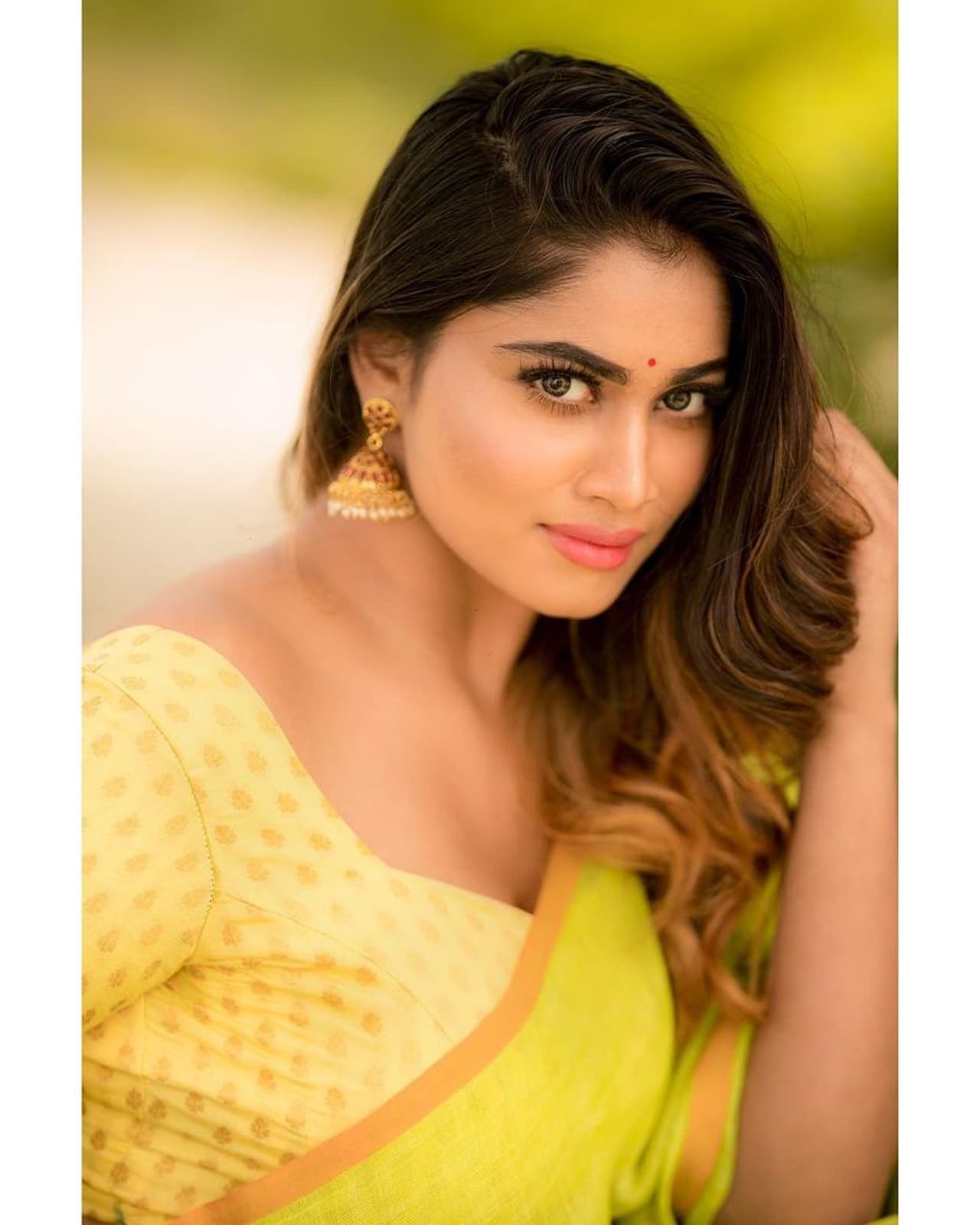 <p>சின்னத்திரையில் இருந்து வெள்ளித்திரைக்கு வந்து, வாணி போஜன், பிரியா பவானி ஷங்கர் போன்ற நாயகிகள் வெற்றிப்படங்களை கொடுத்து தற்போது பிஸியான ஹீரோயினாக மாறியுள்ளனர். இவர்களை தொடர்ந்து சின்னத்திரையில் இருந்து அடுத்தடுத்து சில ஹீரோயின்கள் வந்து கொண்டே இருக்கும் நிலையில், பலரது கவனத்தையும் ஈர்த்துள்ளார் ஷிவானி.</p> <p>சின்னத்திரையில் இருந்து வெள்ளித்திரைக்கு வந்து, வாணி போஜன், பிரியா பவானி ஷங்கர் போன்ற நாயகிகள் வெற்றிப்படங்களை கொடுத்து தற்போது பிஸியான ஹீரோயினாக மாறியுள்ளனர். இவர்களை தொடர்ந்து சின்னத்திரையில் இருந்து அடுத்தடுத்து சில ஹீரோயின்கள் வந்து கொண்டே இருக்கும் நிலையில், பலரது கவனத்தையும் ஈர்த்துள்ளார் ஷிவானி.</p>