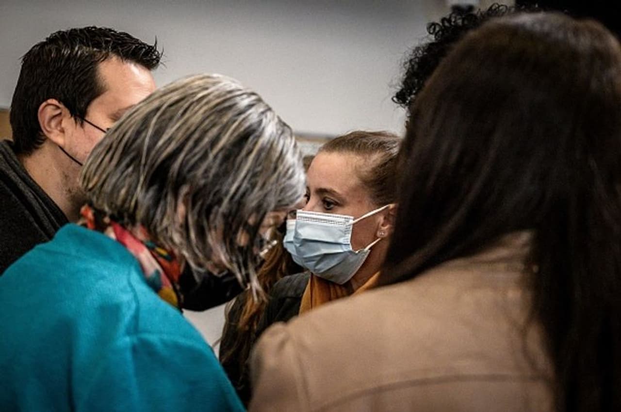 <p><strong>എങ്ങനെ കൊലപാതകത്തിലെത്തി? </strong>വെറും പന്ത്രണ്ട് വയസുള്ളപ്പോഴാണ് വലേറി ആദ്യമായി ഡാനിയേല് പോളറ്റിനാല് പീഡിപ്പിക്കപ്പെടുന്നത്. അന്ന് അവളുടെ രണ്ടാനച്ഛനായിരുന്നു അയാള്. കുട്ടിയെ പീഡിപ്പിച്ച കേസിൽ അയാള് പിന്നീട് ജയിലിലായി. എന്നാല്, അവിടെ നിന്നും ഇറങ്ങിയ ശേഷം അയാള് പീന്നീടും അവളെ ചൂഷണം ചെയ്യുന്നത് തുടര്ന്നു. പതിനേഴാമത്തെ വയസിൽ അവൾ ഗർഭിണിയായി. തുടർന്ന്, അയാളെ വിവാഹം കഴിക്കാനും അവൾ നിര്ബന്ധിതയായി.</p> <p><strong>എങ്ങനെ കൊലപാതകത്തിലെത്തി? </strong>വെറും പന്ത്രണ്ട് വയസുള്ളപ്പോഴാണ് വലേറി ആദ്യമായി ഡാനിയേല് പോളറ്റിനാല് പീഡിപ്പിക്കപ്പെടുന്നത്. അന്ന് അവളുടെ രണ്ടാനച്ഛനായിരുന്നു അയാള്. കുട്ടിയെ പീഡിപ്പിച്ച കേസിൽ അയാള് പിന്നീട് ജയിലിലായി. എന്നാല്, അവിടെ നിന്നും ഇറങ്ങിയ ശേഷം അയാള് പീന്നീടും അവളെ ചൂഷണം ചെയ്യുന്നത് തുടര്ന്നു. പതിനേഴാമത്തെ വയസിൽ അവൾ ഗർഭിണിയായി. തുടർന്ന്, അയാളെ വിവാഹം കഴിക്കാനും അവൾ നിര്ബന്ധിതയായി.</p>