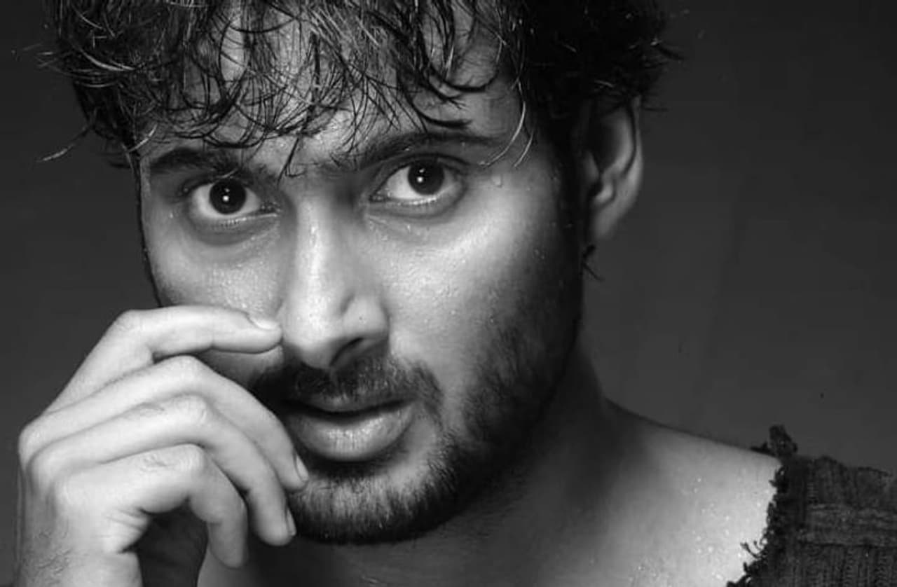 చక్కని రూపం, చిరునవ్వు... చూడగానే పక్కింటి అబ్బాయిలా అనిపిస్తాడు ఉదయ్ కిరణ్. సున్నిత మనసున్న వారు సినిమా రంగంలో రాణించలేరు. ఎదిగేవాడిని భుజాలపై మోసే సినిమా జనాలు, కిందపడిపోతే తొక్కుకుంటూ వెళ్ళిపోతారు. అది తెలియని ఉదయ్ కిరణ్ పూలు అమ్మిన చోట కట్టెలు అమ్మలేక ఉసురు తీసుకున్నాడు. చక్కని రూపం, చిరునవ్వు... చూడగానే పక్కింటి అబ్బాయిలా అనిపిస్తాడు ఉదయ్ కిరణ్. సున్నిత మనసున్న వారు సినిమా రంగంలో రాణించలేరు. ఎదిగేవాడిని భుజాలపై మోసే సినిమా జనాలు, కిందపడిపోతే తొక్కుకుంటూ వెళ్ళిపోతారు. అది తెలియని ఉదయ్ కిరణ్ పూలు అమ్మిన చోట కట్టెలు అమ్మలేక ఉసురు తీసుకున్నాడు.