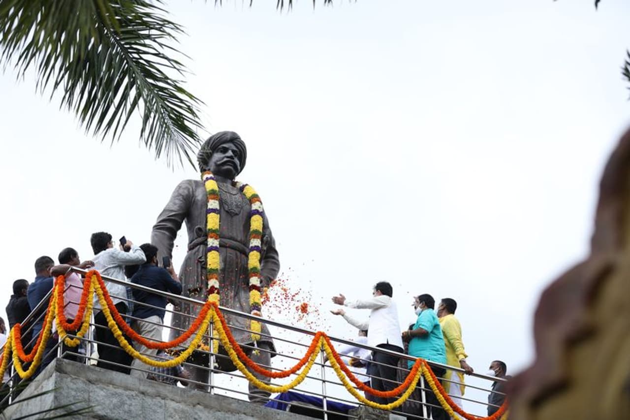 <p>ನಾಡಪ್ರಭು ಕೆಂಪೇಗೌಡರ 512ನೇ ಜಯಂತಿ ನಿಮಿತ್ತ ಇಂದು(ಭಾನುವಾರ) ನಗರದ ಮೇಕ್ರಿ ವೃತ್ತದ ಬಳಿ ಸ್ವತಃ ಕೆಂಪೇಗೌಡರೇ ನಿರ್ಮಿಸಿದ್ದ ದಕ್ಷಿಣದ ಗಡಿ ಗೋಪುರದ ಬಳಿ ಪ್ರಭುಗಳ ಪ್ರತಿಮೆಗೆ ನಮನ ಸಲ್ಲಿಸಿದ ನಂತರ ಮಾಧ್ಯಮಗಳ ಜತೆ ಮಾತನಾಡಿದ ಅವರು, ಇಡೀ ದೇಶದಲ್ಲೇ ಅತ್ಯುತ್ತಮ ನಗವನ್ನು ಕಟ್ಟಿ ನಮಗಾಗಿ ಬಿಟ್ಟು ಹೋಗಿದ್ದಾರೆ. ಅದರ ಆಸ್ಮಿತೆಗೆ ಧಕ್ಕೆ ಆಗದಂತೆ ನಗರವನ್ನು ಮುಂದಿನ ದಿನಗಳಲ್ಲಿ ಅಭಿವೃದ್ಧಿಪಡಿಸಲಾಗುವುದು ಎಂದು ಹೇಳಿದ್ದಾರೆ.</p>