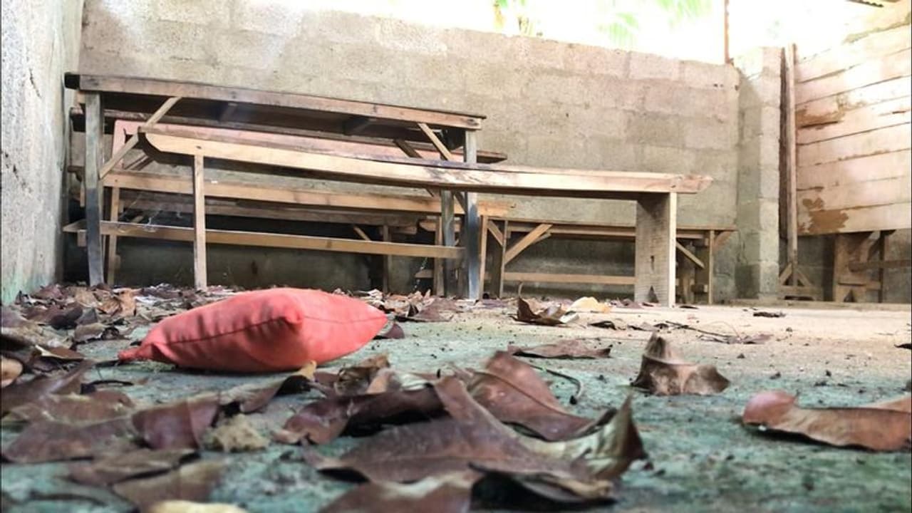 <p>ഓരോ നാടിടും ഒരു സ്കൂള്‍ കാണും. അവിടെ ചിലപ്പോള്‍ നൂറ് ശതമാനം വിജയവും കാണും. സ്കൂളിലെ കുട്ടികളുടെയും അധ്യാപകരുടെയും ചിത്രങ്ങള്‍ വച്ച് ഫ്ലക്സുകളുയരും. പക്ഷേ അപ്പോഴും ആ നൂറ് ശതമാനത്തിന് വേണ്ടി അഹോരാത്രം പണിയെടുത്ത ഒരു ചെറിയൊരു നൂനപക്ഷം ആരാലും അറിയാതെ നിശബ്ദരായി മാറി നില്‍ക്കുകയാകും. അവരൊരുപക്ഷേ, സര്‍ക്കാറിന്‍റെ അധ്യാപക മത്സരപരീക്ഷകളില്‍ തോറ്റവരാകാം. പക്ഷേ അവര്‍ പഠിപ്പിച്ച കുട്ടികള്‍ വിജയിച്ച് കൊണ്ടേയിരിക്കും. ഏറ്റവും ചുരുക്കി പറഞ്ഞാല്‍ സമാന്ത വിദ്യാഭ്യാ സ്ഥപനങ്ങളിലെ അധ്യാപകരെ നമ്മുക്ക് ഇങ്ങനെ നിര്‍വചിക്കാമെന്ന് വിപിന്‍ പറയുന്നു. &nbsp;&nbsp;</p>