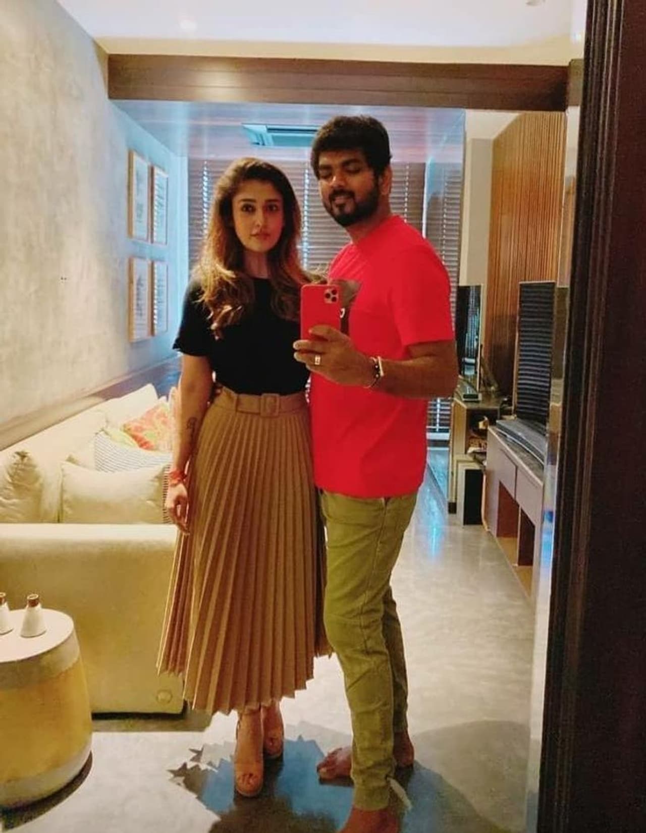 సౌత్లో నయనతార చాలా కాలంగా దర్శకుడు విఘ్నేష్ శివన్తో డేటింగ్ చేస్తుంది. వీరిద్దరు బహిరంగంగానే కలిసి తిరుగుతున్నారు. త్వరలోనే పెళ్లి చేసుకోబోతున్నారని చాలా కాలంగా వినిపిస్తుంది. కానీ చూడబోతుంటే `పెళ్లైపై నో కామెంట్` అంటున్నారు. సౌత్లో నయనతార చాలా కాలంగా దర్శకుడు విఘ్నేష్ శివన్తో డేటింగ్ చేస్తుంది. వీరిద్దరు బహిరంగంగానే కలిసి తిరుగుతున్నారు. త్వరలోనే పెళ్లి చేసుకోబోతున్నారని చాలా కాలంగా వినిపిస్తుంది. కానీ చూడబోతుంటే `పెళ్లైపై నో కామెంట్` అంటున్నారు.