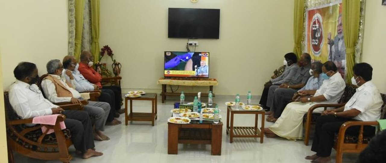 <p>ಕರ್ನಾಟಕ ವಿವಿಯ ಕುಲಪತಿಗಳ ನಿವಾಸದಲ್ಲಿ ಭಾನುವಾರ ಕುಲಪತಿ ಡಾ.ಕೆ.ಬಿ.ಗುಡಸಿ ಸೇರಿದಂತೆ ಕೇಂದ್ರ ಸಚಿವ ಪ್ರಹ್ಲಾದ ಜೋಶಿ ಮತ್ತು ಶಿಕ್ಷಣ ತಜ್ಞರೊಂದಿಗೆ ಪ್ರಧಾನ ಮಂತ್ರಿಗಳ ಮನ್ ಕಿ ಬಾತ್ ಕಾರ್ಯಕ್ರಮವನ್ನು ವೀಕ್ಷಿಸಿದ ಮುರಳೀಧರನ್ </p> <p>ಕರ್ನಾಟಕ ವಿವಿಯ ಕುಲಪತಿಗಳ ನಿವಾಸದಲ್ಲಿ ಭಾನುವಾರ ಕುಲಪತಿ ಡಾ.ಕೆ.ಬಿ.ಗುಡಸಿ ಸೇರಿದಂತೆ ಕೇಂದ್ರ ಸಚಿವ ಪ್ರಹ್ಲಾದ ಜೋಶಿ ಮತ್ತು ಶಿಕ್ಷಣ ತಜ್ಞರೊಂದಿಗೆ ಪ್ರಧಾನ ಮಂತ್ರಿಗಳ ಮನ್ ಕಿ ಬಾತ್ ಕಾರ್ಯಕ್ರಮವನ್ನು ವೀಕ್ಷಿಸಿದ ಮುರಳೀಧರನ್ </p>