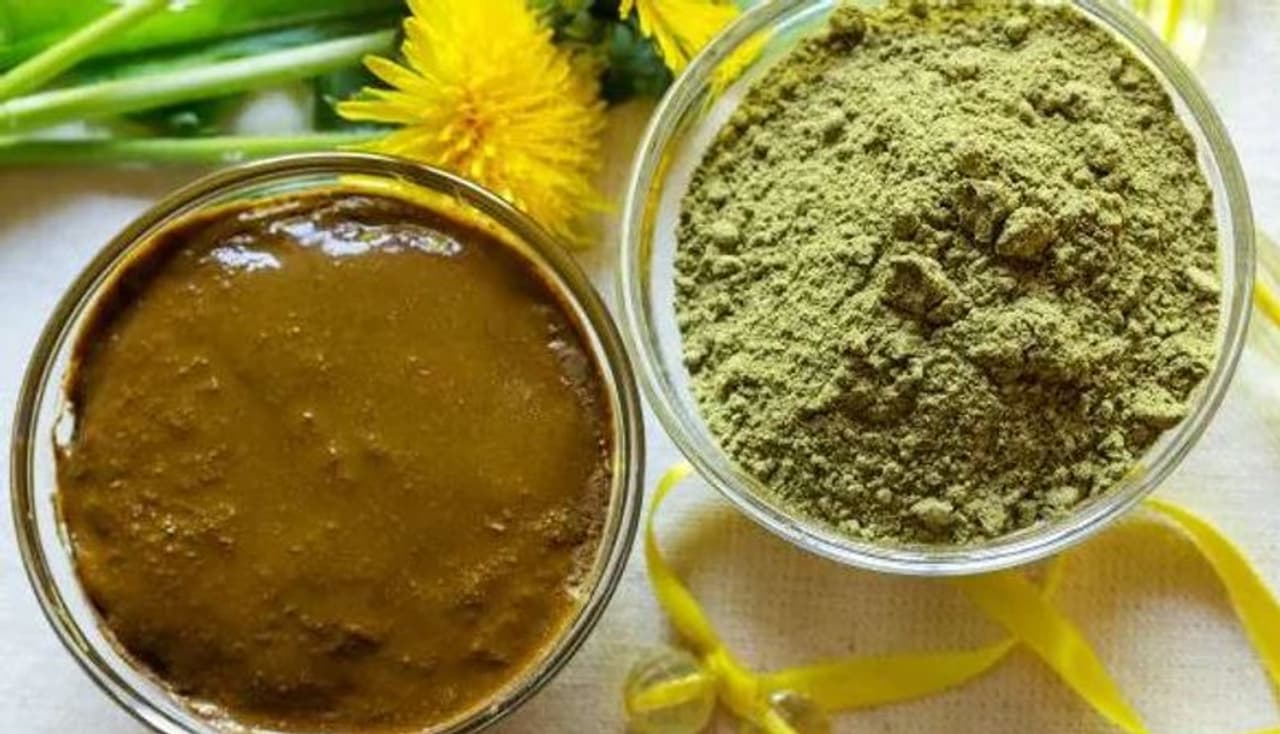 <p>മൈലാഞ്ചിക്ക് മുടിയെ തിളക്കമുള്ളതാക്കാനുള്ള കഴിവുണ്ട്. മുടിയുടെ വേരിലേക്കിറങ്ങി പ്രവര്ത്തിക്കാനുള്ള കഴിവ് മൈലാഞ്ചിക്കുണ്ട്. ഒരു കപ്പ് മൈലാഞ്ചിപ്പൊടി അരകപ്പ് തൈരുമായി കൂട്ടികലര്ത്തുക. രണ്ട് മണിക്കൂറിന് ശേഷം ഇത് തലയോട്ടിയില് തേച്ച്പിടിപ്പിക്കുക. ഇത് ഉണങ്ങിയ ശേഷം തല കഴുകി വൃത്തിയാക്കാം. മുടികൊഴിച്ചിലും താരനും കുറയ്ക്കാം.<br /> </p> <p>മൈലാഞ്ചിക്ക് മുടിയെ തിളക്കമുള്ളതാക്കാനുള്ള കഴിവുണ്ട്. മുടിയുടെ വേരിലേക്കിറങ്ങി പ്രവര്ത്തിക്കാനുള്ള കഴിവ് മൈലാഞ്ചിക്കുണ്ട്. ഒരു കപ്പ് മൈലാഞ്ചിപ്പൊടി അരകപ്പ് തൈരുമായി കൂട്ടികലര്ത്തുക. രണ്ട് മണിക്കൂറിന് ശേഷം ഇത് തലയോട്ടിയില് തേച്ച്പിടിപ്പിക്കുക. ഇത് ഉണങ്ങിയ ശേഷം തല കഴുകി വൃത്തിയാക്കാം. മുടികൊഴിച്ചിലും താരനും കുറയ്ക്കാം.<br /> </p>