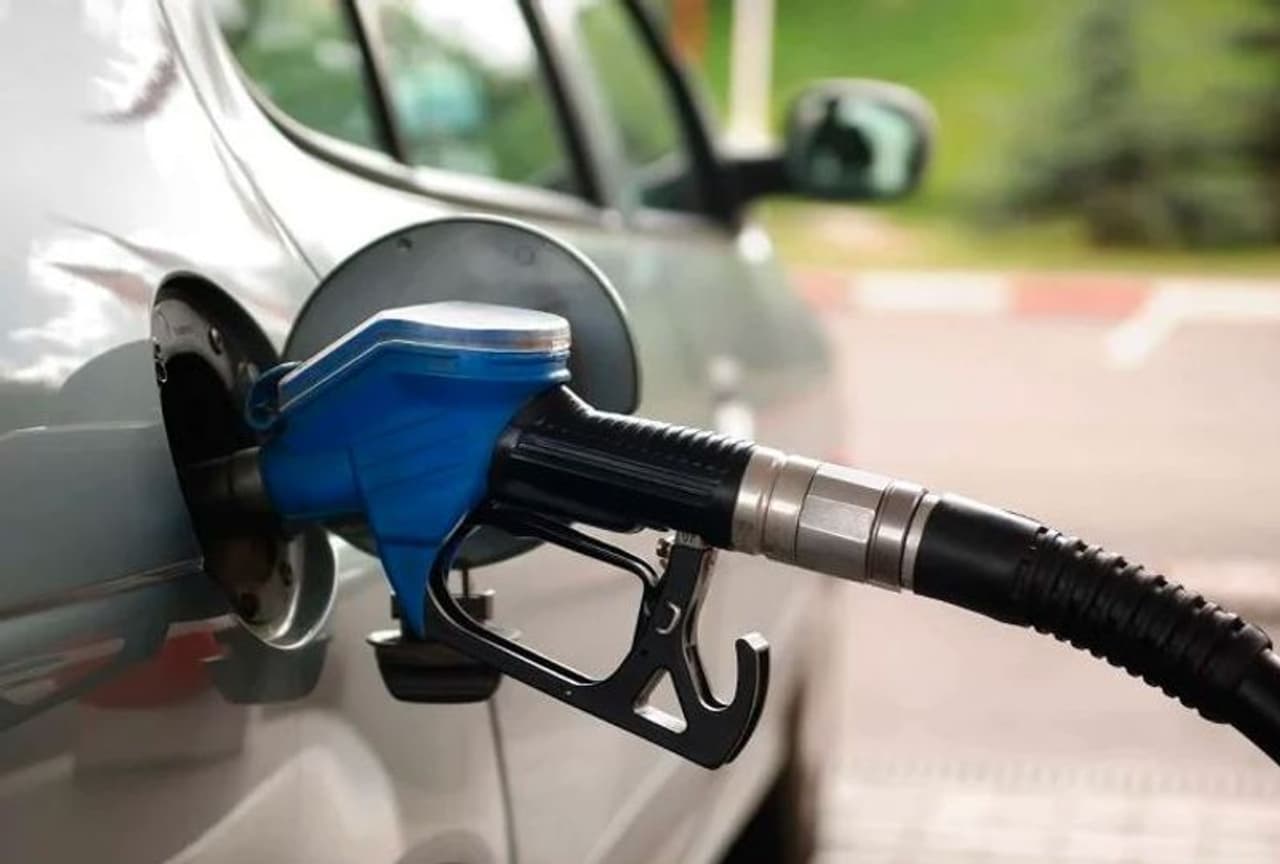 <p>మీకు సొంత కారు ఉండి, మైలేజ్ సమస్యలు తరచుగా ఇబ్బందిగా అనిపిస్తున్నయా... స్టయిల్, లుక్కింగ్ కోసం ప్రజలు వారి కారుకి కొత్త కొత్త మాడిఫికేషన్స్ తో ప్రయోగాలు చేస్తుంటారు, ఇది కారు మైలేజీని ప్రతికూలంగా ప్రభావితం చేస్తుంది.అయితే కొన్ని సులభమైన చిట్కాలను పాటించడం ద్వారా మీరు మీ కారు మైలేజీని 20 శాతం వరకు పెంచవచ్చు.</p> <p>మీకు సొంత కారు ఉండి, మైలేజ్ సమస్యలు తరచుగా ఇబ్బందిగా అనిపిస్తున్నయా... స్టయిల్, లుక్కింగ్ కోసం ప్రజలు వారి కారుకి కొత్త కొత్త మాడిఫికేషన్స్ తో ప్రయోగాలు చేస్తుంటారు, ఇది కారు మైలేజీని ప్రతికూలంగా ప్రభావితం చేస్తుంది.అయితే కొన్ని సులభమైన చిట్కాలను పాటించడం ద్వారా మీరు మీ కారు మైలేజీని 20 శాతం వరకు పెంచవచ్చు.</p>