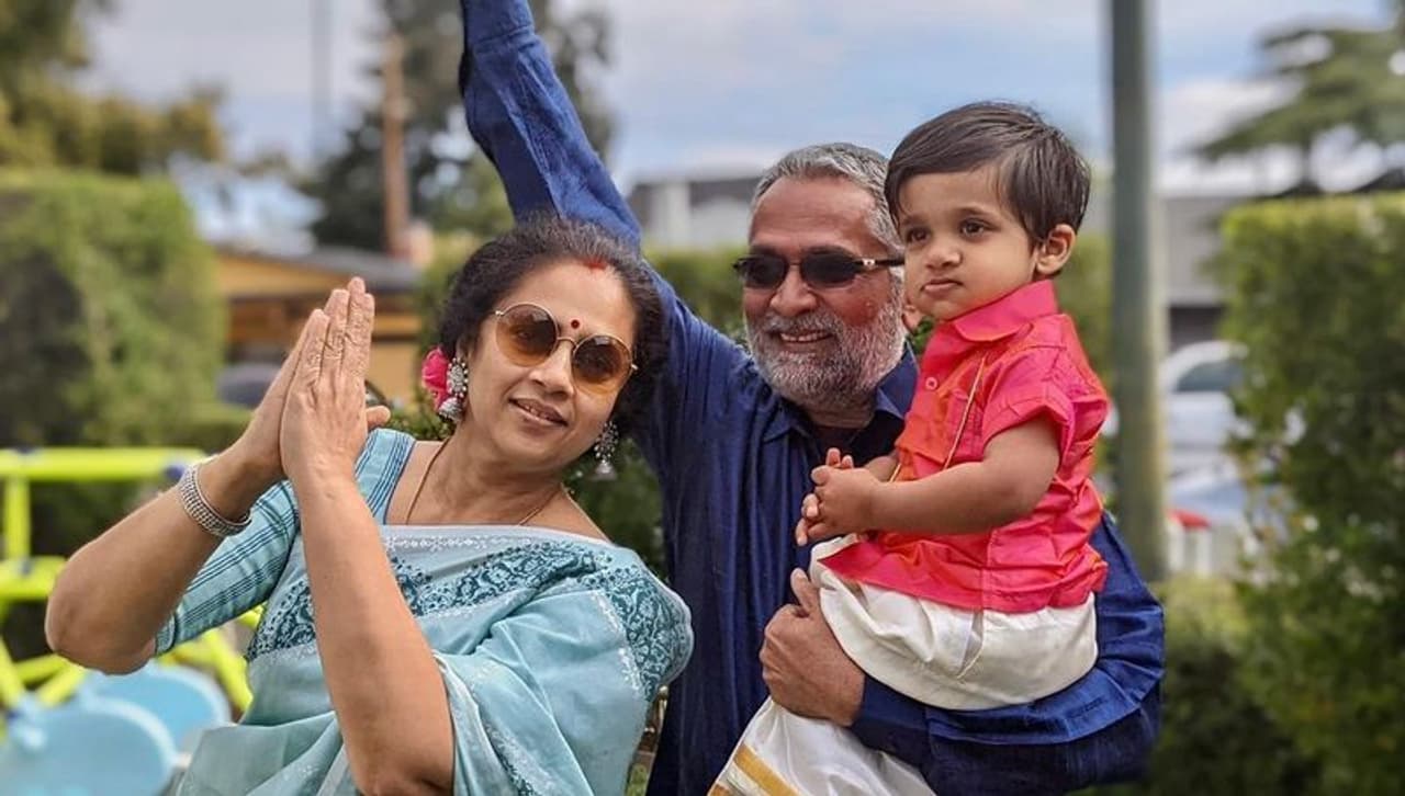 <p>பேரன் மற்றும் கணவருடன் எடுத்து கொண்ட சமீபத்திய புகைப்படம் </p> <p>பேரன் மற்றும் கணவருடன் எடுத்து கொண்ட சமீபத்திய புகைப்படம் </p>