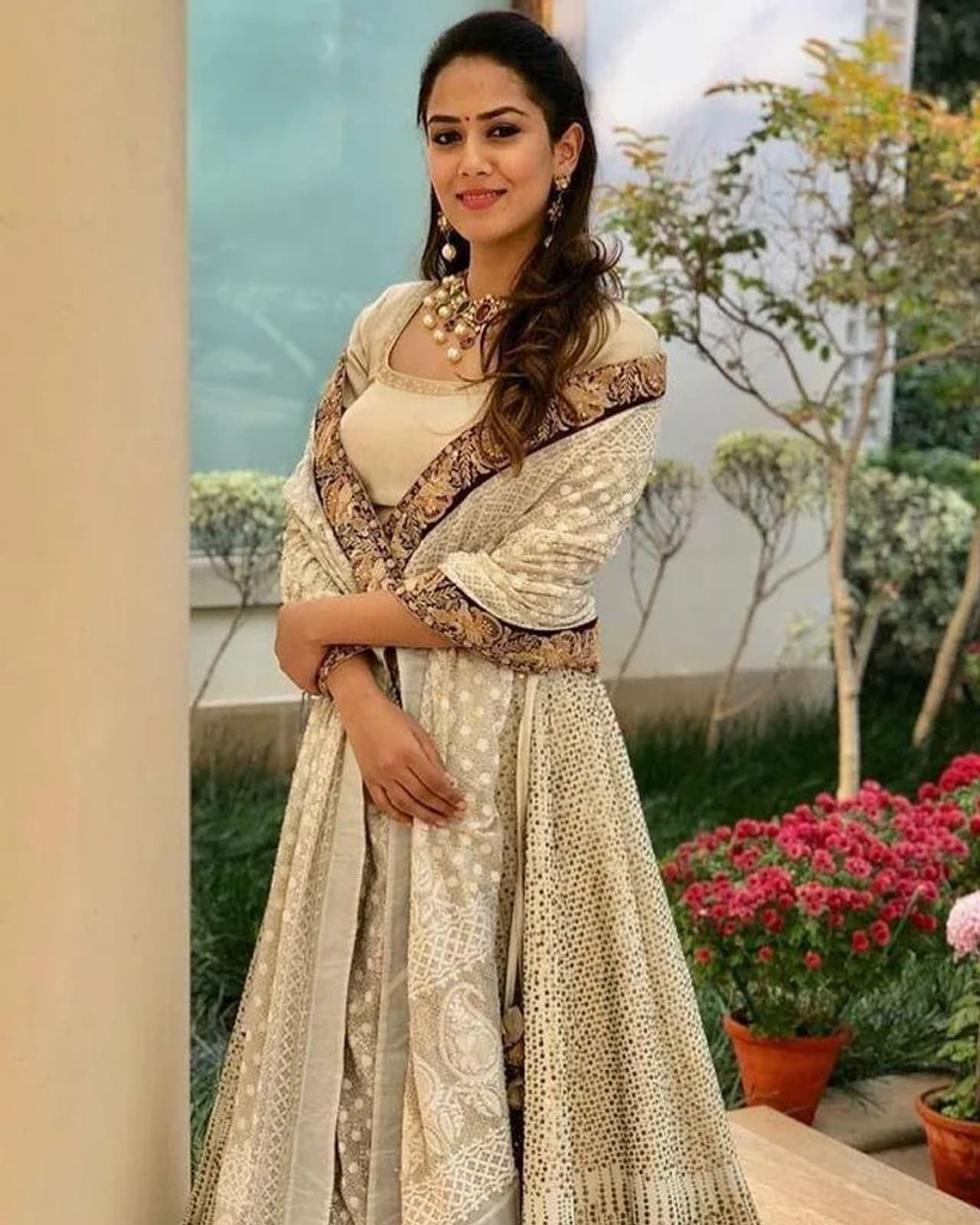 <p>మీరా రాజ్ పూత్.. బాలీవుడ్ హీరో షాహిద్ కపూర్ భార్యగా అందరికీ పరిచయమే. హీరో భార్యగానే కాదు హీరోయిన్లకు మించిన అందంతో ఆమె అందర్నీ ఆకట్టుకుంటుంది. </p> <p>మీరా రాజ్ పూత్.. బాలీవుడ్ హీరో షాహిద్ కపూర్ భార్యగా అందరికీ పరిచయమే. హీరో భార్యగానే కాదు హీరోయిన్లకు మించిన అందంతో ఆమె అందర్నీ ఆకట్టుకుంటుంది. </p>