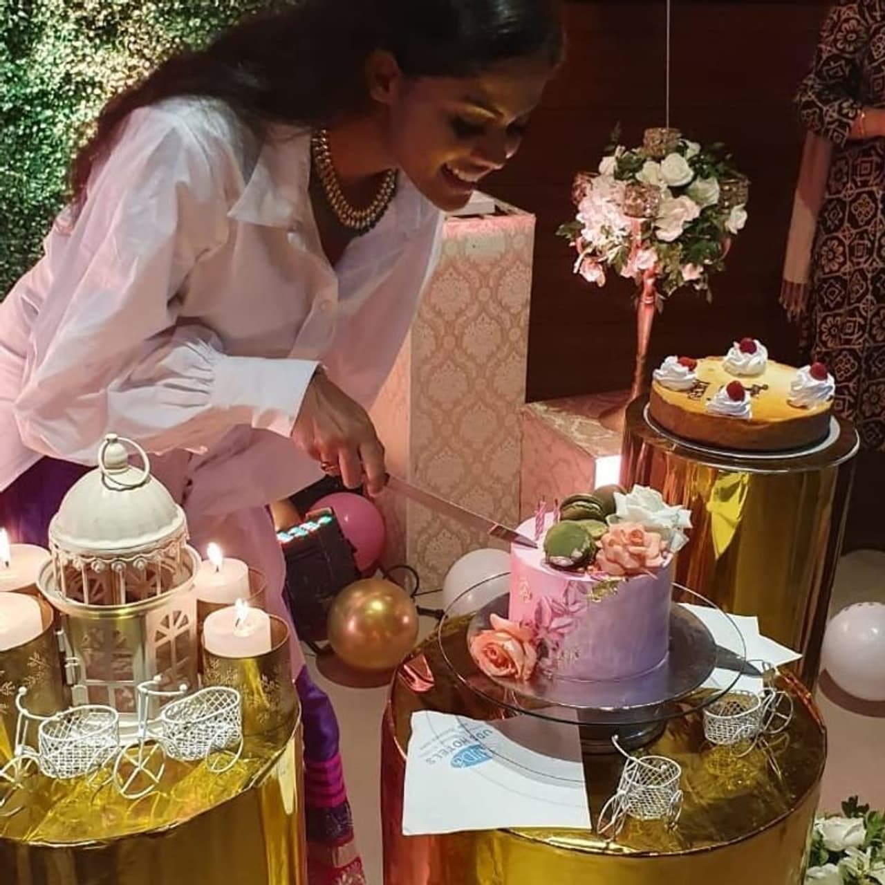 <p>கேக் வெட்டி பிறந்தநாளை கொண்டாடும் கார்த்திகா </p> <p>கேக் வெட்டி பிறந்தநாளை கொண்டாடும் கார்த்திகா </p>