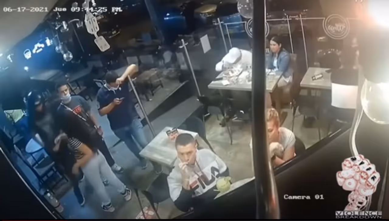 <p>ഹെല്മറ്റ് ധരിച്ച് റസ്റ്റോറന്റിലേക്ക് എത്തിയ ആള് തോക്ക് ചൂണ്ടി ആളുകളോട് കൈയിലുള്ളതെല്ലാം എടുക്കാന് ആവശ്യപ്പെടുന്നു.</p> <p>ഹെല്മറ്റ് ധരിച്ച് റസ്റ്റോറന്റിലേക്ക് എത്തിയ ആള് തോക്ക് ചൂണ്ടി ആളുകളോട് കൈയിലുള്ളതെല്ലാം എടുക്കാന് ആവശ്യപ്പെടുന്നു.</p>