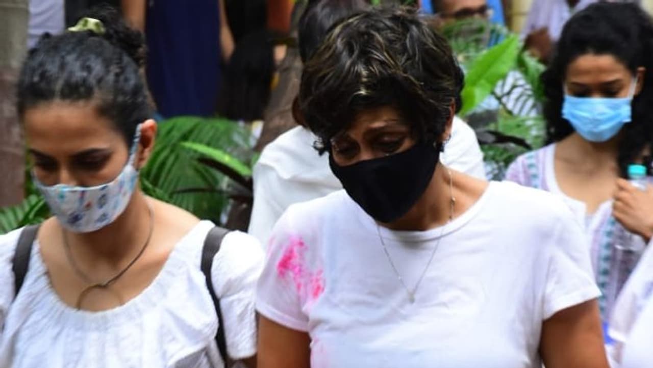 <p>கண்ணீருடன் கணவரை இழந்து நிற்கும் மந்திரா<br /> </p> <p>கண்ணீருடன் கணவரை இழந்து நிற்கும் மந்திரா<br /> </p>