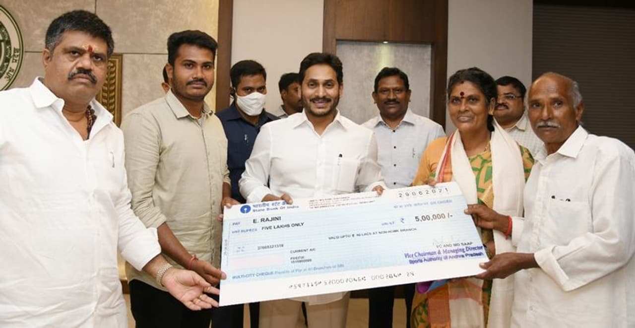 అమరావతి: ఈ ఏడాది జపాన్ రాజధాని టోక్యోలో జరగనున్న ఒలింపిక్స్ లో పాల్గొననున్న తెలుగు క్రీడాకారులకు ఏపీ సీఎం జగన్ బెస్ట్ విషెస్ తెలిపారు. అంతేకాకుండా ప్రోత్సాహకంగా ఒక్కొక్కరికి రూ.5 లక్షల చొప్పున ఆర్థిక సాయం అందించారు. అమరావతి: ఈ ఏడాది జపాన్ రాజధాని టోక్యోలో జరగనున్న ఒలింపిక్స్ లో పాల్గొననున్న తెలుగు క్రీడాకారులకు ఏపీ సీఎం జగన్ బెస్ట్ విషెస్ తెలిపారు. అంతేకాకుండా ప్రోత్సాహకంగా ఒక్కొక్కరికి రూ.5 లక్షల చొప్పున ఆర్థిక సాయం అందించారు.