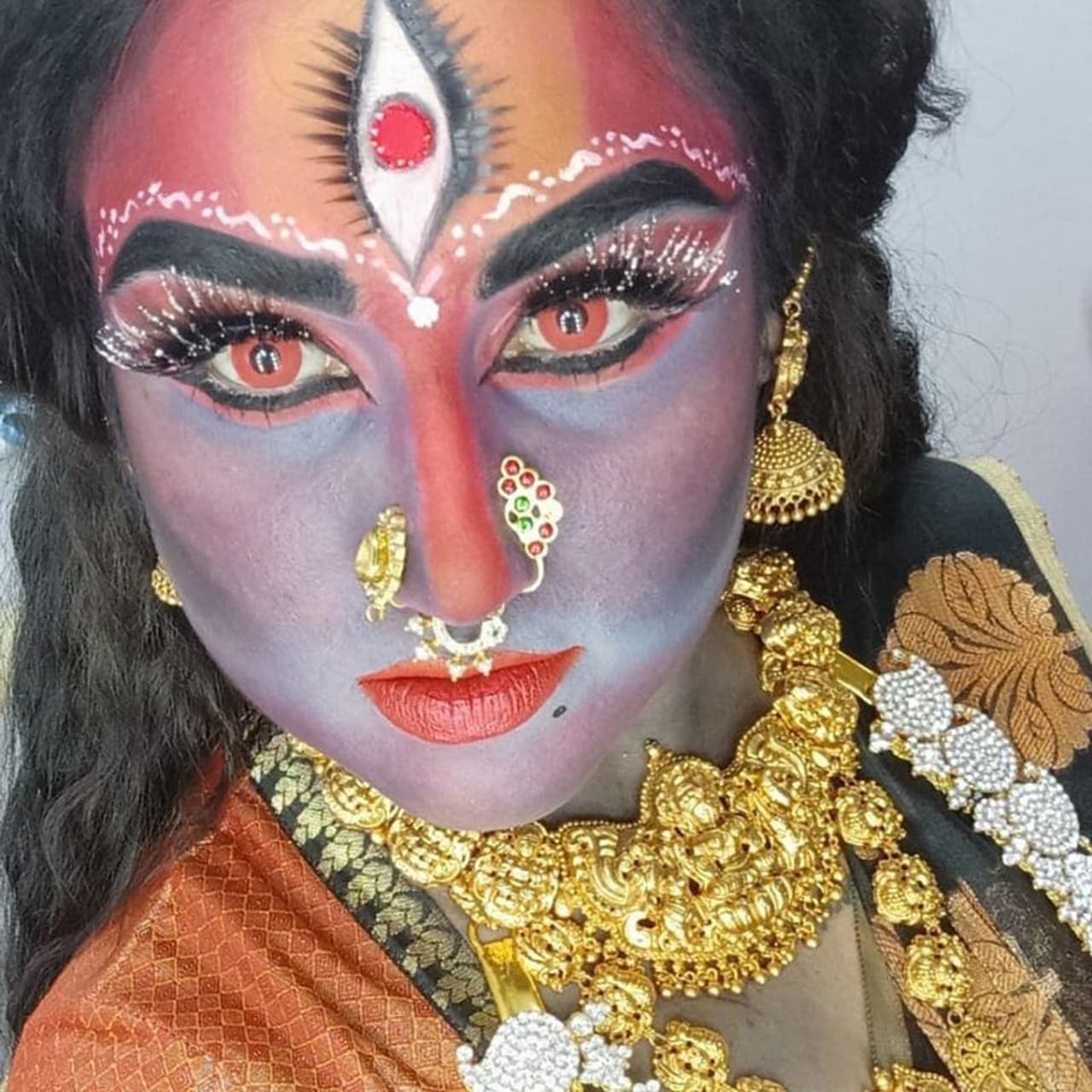 <p>தமிழ் சினிமாவில் முன்னணி நடிகையாக வலம் வந்த வனிதா விஜயகுமார். நீண்ட இடைவெளிக்குப் பிறகு பிக்பாஸ் சீசன் 3 நிகழ்ச்சியில் பங்கேற்றதன் மூலமாக மீண்டும் ரசிகர்களிடையே பிரபலமானார்.</p>