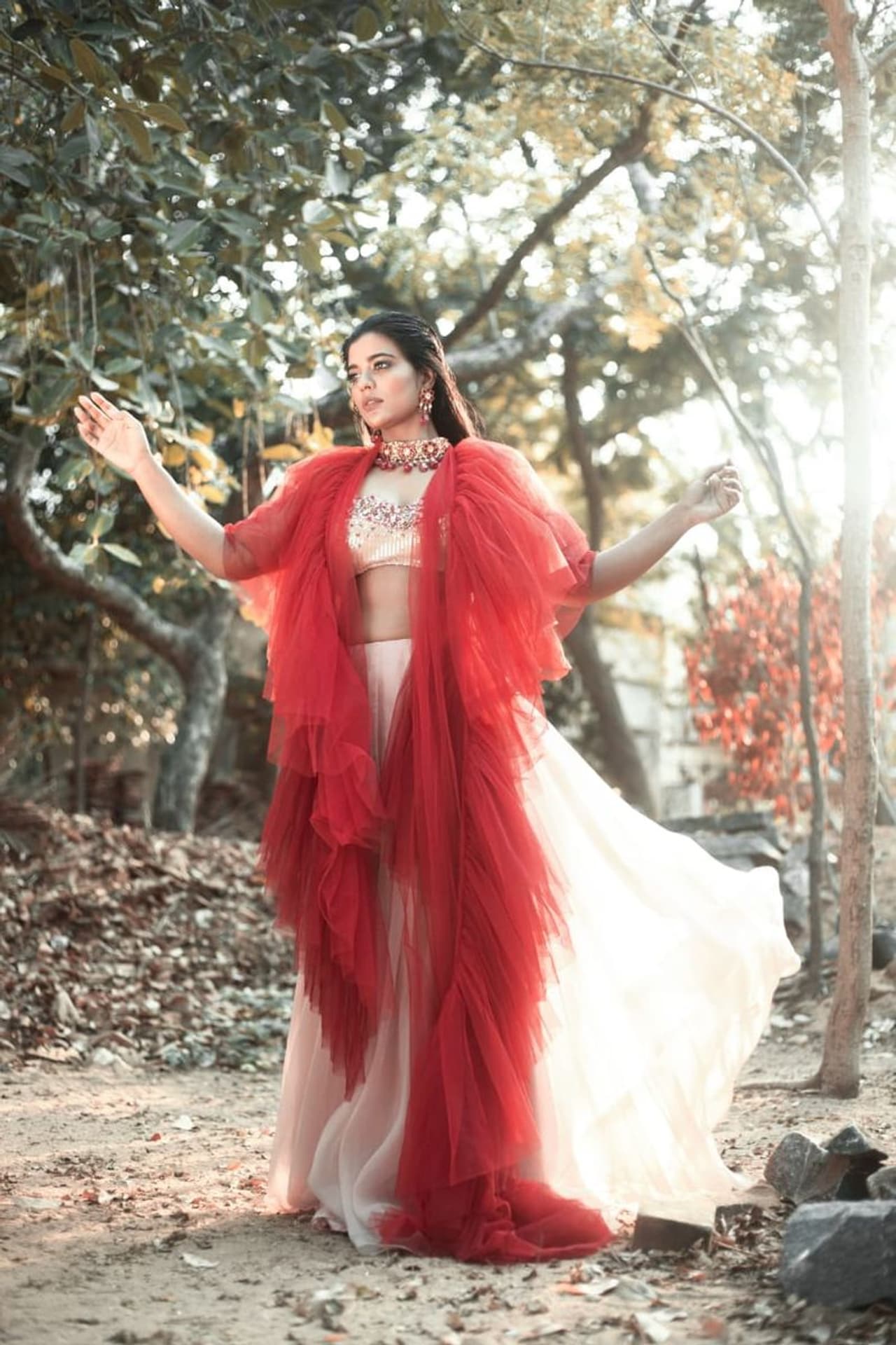 <p>சின்னத்திரையில் தொகுப்பாளியாக வலம் வந்த ஐஸ்வர்யா ராகேஷ் பின்னாளில் நடிகையாக மாறினார். "காக்கா முட்டை" படத்தின் மூலம் தமிழ் திரையுலகையே திரும்பிப் பார்க்க வைத்தவர் நடிகை ஐஸ்வர்யா ராஜேஷ். வழக்கமாக டூயட் பாடவே விரும்பும் ஹீரோயின்களுக்கு மத்தியில், இந்தப் படத்தில் இரு பிள்ளைகளுக்கு அம்மாவாக நடித்து ஆச்சரியப்படவைத்தார்.&nbsp;</p><p>&nbsp;</p>