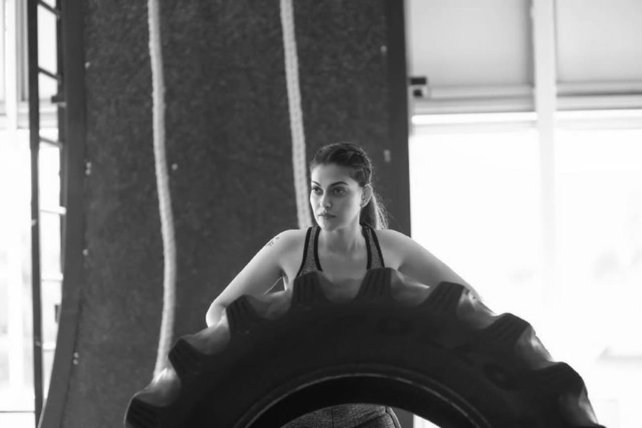 <p>ബ്ലാക്ക്&nbsp;സ്പോര്‍ട്സ് ബ്രാ, ലെഗിൻസ്, ജാക്കറ്റ് എന്നിവയാണ് താരത്തിന്റെ വേഷം.&nbsp;</p>