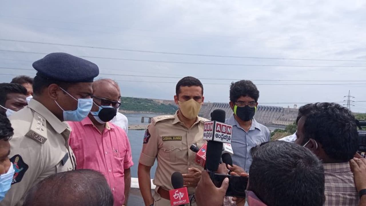 నాగార్జునసాగర్: తెలుగురాష్ట్రాల మధ్య నదీ జలాల పంపిణీ విషయంతో తలెత్తిన వివాదం ముదురుతోంది. ఇప్పటికే నదీ జలాల కోసం ఆంధ్ర ప్రదేశ్, తెలంగాణ ప్రభుత్వాల మధ్య మాటల యుద్దం కొనసాగుతుండగా అదిప్పుడు చేతల వరకు వెళ్లింది. ఇరు రాష్ట్రాల సరిహద్దులో గల నాగార్జున సాగర్ ప్రాజెక్ట్ వద్ద ఉద్రిక్త వాతావరణం నెలకొంది. నాగార్జునసాగర్: తెలుగురాష్ట్రాల మధ్య నదీ జలాల పంపిణీ విషయంతో తలెత్తిన వివాదం ముదురుతోంది. ఇప్పటికే నదీ జలాల కోసం ఆంధ్ర ప్రదేశ్, తెలంగాణ ప్రభుత్వాల మధ్య మాటల యుద్దం కొనసాగుతుండగా అదిప్పుడు చేతల వరకు వెళ్లింది. ఇరు రాష్ట్రాల సరిహద్దులో గల నాగార్జున సాగర్ ప్రాజెక్ట్ వద్ద ఉద్రిక్త వాతావరణం నెలకొంది.