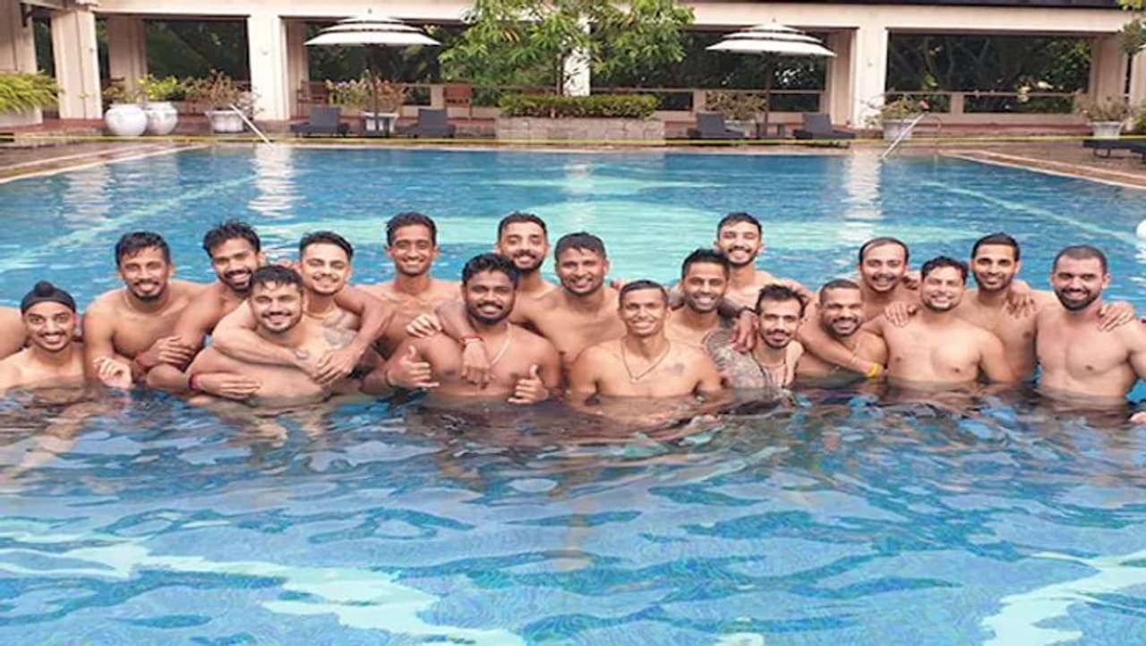 <p>శ్రీలంక పర్యటనకి టీమిండియా వెళ్లిన ప్రతీసారి, అక్కడి అభిమానుల నుంచి ఘనస్వాగతం లభించేది. అయితే ఈసారి మాత్రం భారత క్రికెటర్లను ఎవ్వరూ పట్టించుకోలేదు. కారణం లంక జట్టు ప్రదర్శనే...</p>