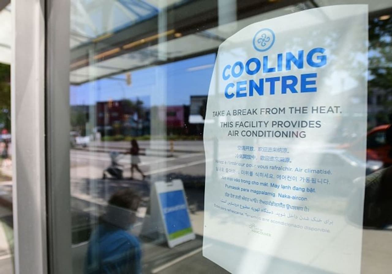 <p>കാലാവസ്ഥാ അടിയന്തിരാവസ്ഥയുടെ ഇക്കാലത്ത് അഭൂതപൂർവവും ഭയാനകമായ കാലാവസ്ഥാ സംഭവങ്ങളില്ലാതെ ഒരു വർഷം പോലും കടന്നുപോകുന്നില്ല. അതിനിടെയാണ് മിഡില് ഈസ്റ്റിലും അമേരിക്കയിലും കാനഡയിലും ചൂട് തരംഗങ്ങള് അടിച്ച് തുടങ്ങിയതായുള്ള റിപ്പോര്ട്ടുകളാണ് പുറത്ത് വരുന്നത്. </p> <p>കാലാവസ്ഥാ അടിയന്തിരാവസ്ഥയുടെ ഇക്കാലത്ത് അഭൂതപൂർവവും ഭയാനകമായ കാലാവസ്ഥാ സംഭവങ്ങളില്ലാതെ ഒരു വർഷം പോലും കടന്നുപോകുന്നില്ല. അതിനിടെയാണ് മിഡില് ഈസ്റ്റിലും അമേരിക്കയിലും കാനഡയിലും ചൂട് തരംഗങ്ങള് അടിച്ച് തുടങ്ങിയതായുള്ള റിപ്പോര്ട്ടുകളാണ് പുറത്ത് വരുന്നത്. </p>