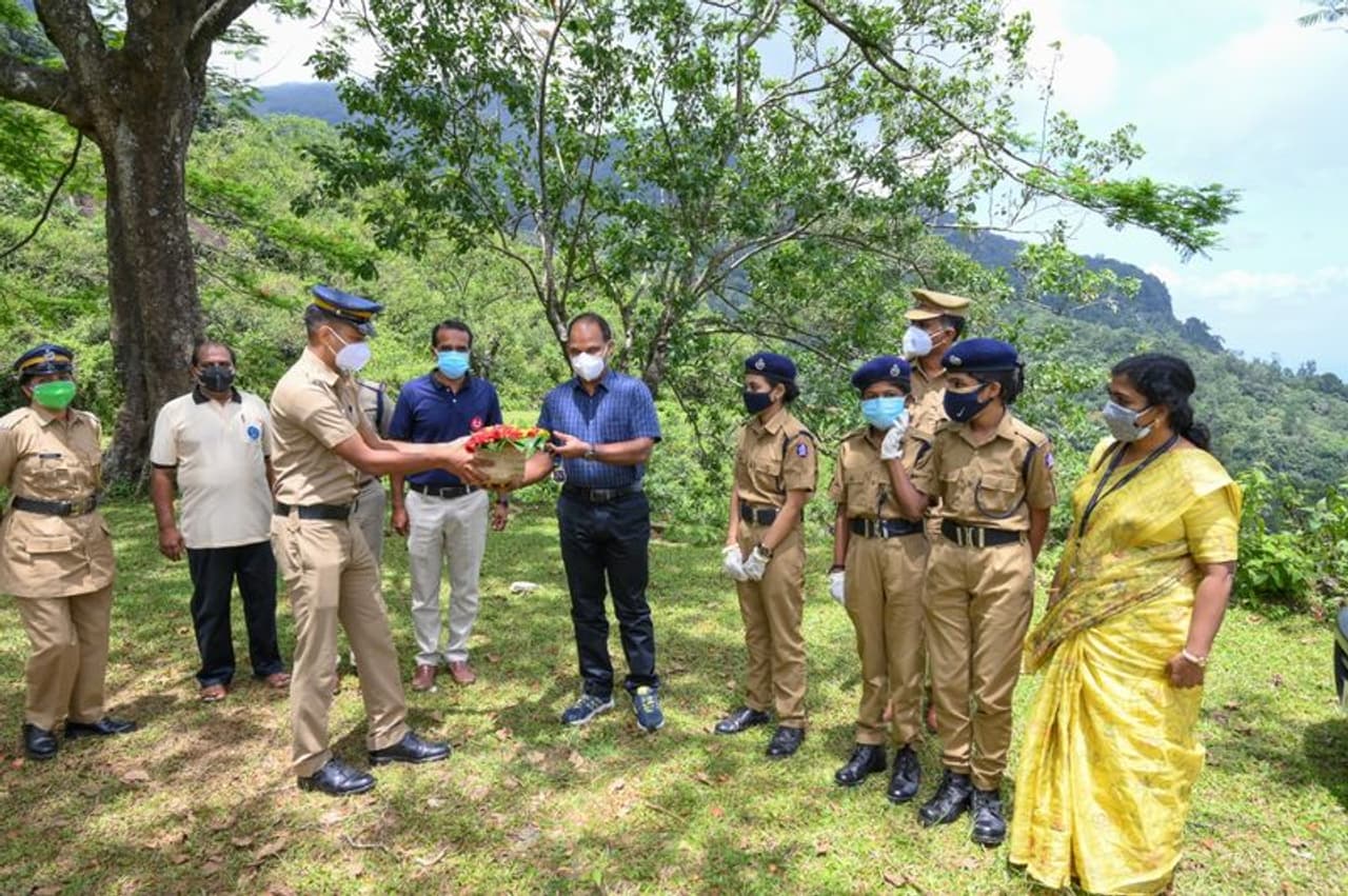 <p>ലോക് ഡൌണിൽ ദുരിതം അനുഭവിക്കുന്നവർക്കായി നടപ്പിലാക്കി വരുന്ന 'ഒരു വയറൂട്ടാം' പദ്ധതിയുടെ ഭാഗമായി പത്ത് ലക്ഷത്തിലധികം ഭക്ഷണപ്പൊതികളും ഭക്ഷ്യ കിറ്റുകളുമാണ് സംസ്ഥാനത്തുടെ നീളം വിതരണം ചെയ്തത്. </p> <p>ലോക് ഡൌണിൽ ദുരിതം അനുഭവിക്കുന്നവർക്കായി നടപ്പിലാക്കി വരുന്ന 'ഒരു വയറൂട്ടാം' പദ്ധതിയുടെ ഭാഗമായി പത്ത് ലക്ഷത്തിലധികം ഭക്ഷണപ്പൊതികളും ഭക്ഷ്യ കിറ്റുകളുമാണ് സംസ്ഥാനത്തുടെ നീളം വിതരണം ചെയ്തത്. </p>