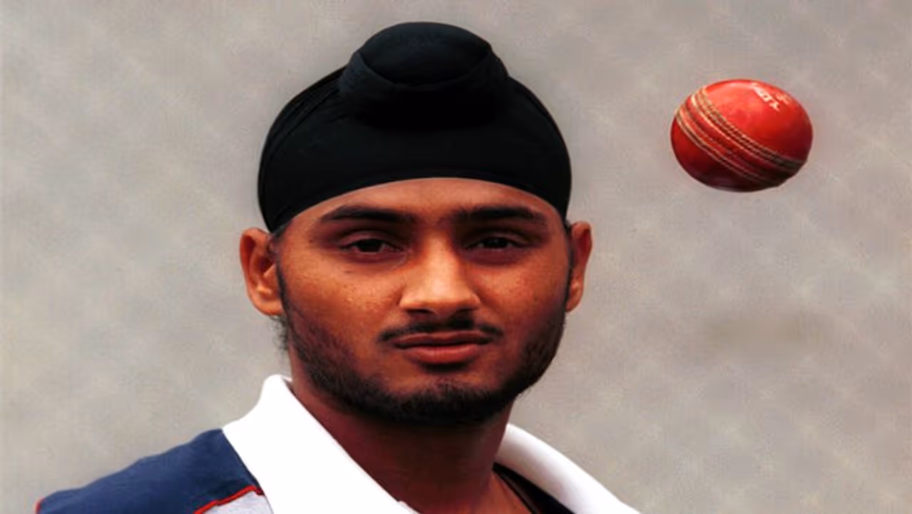 <p>1998లో టీమిండియా తరుపున ఎంట్రీ ఇచ్చిన హర్భజన్ సింగ్, 103 టెస్టుల్లో 417 వికెట్లు పడగొట్టాడు. భారత జట్టుకి ఎన్నో అద్వితీయ విజయాలు అందించిన భజ్జీ, చాలామంది స్పిన్నర్లకు రోల్ మోడల్ కూడా...</p> <p>1998లో టీమిండియా తరుపున ఎంట్రీ ఇచ్చిన హర్భజన్ సింగ్, 103 టెస్టుల్లో 417 వికెట్లు పడగొట్టాడు. భారత జట్టుకి ఎన్నో అద్వితీయ విజయాలు అందించిన భజ్జీ, చాలామంది స్పిన్నర్లకు రోల్ మోడల్ కూడా...</p>