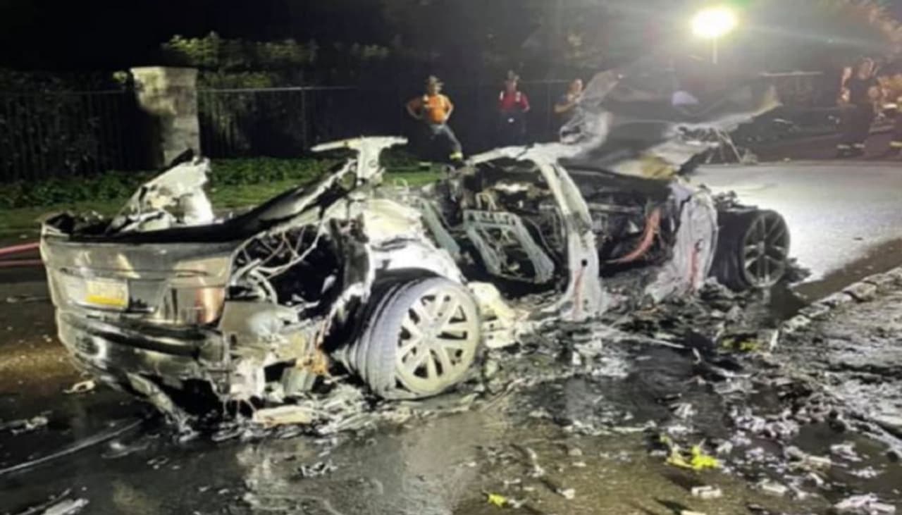 <p>అమెరికాలోని పెన్సిల్వేనియాకు చెందిన ఒక పారిశ్రామిక వేత్త మార్క్ గెరాగోస్ ఇటీవల ఎస్ ప్లెయిడ్ కారుని 1,29,900 డాలర్లు వెచ్చించి కొనుగోలు చేశాడు అంటే ఇండియాలో దీని ధర 97 లక్షలకు పైగానే. <br /> </p> <p>అమెరికాలోని పెన్సిల్వేనియాకు చెందిన ఒక పారిశ్రామిక వేత్త మార్క్ గెరాగోస్ ఇటీవల ఎస్ ప్లెయిడ్ కారుని 1,29,900 డాలర్లు వెచ్చించి కొనుగోలు చేశాడు అంటే ఇండియాలో దీని ధర 97 లక్షలకు పైగానే. <br /> </p>