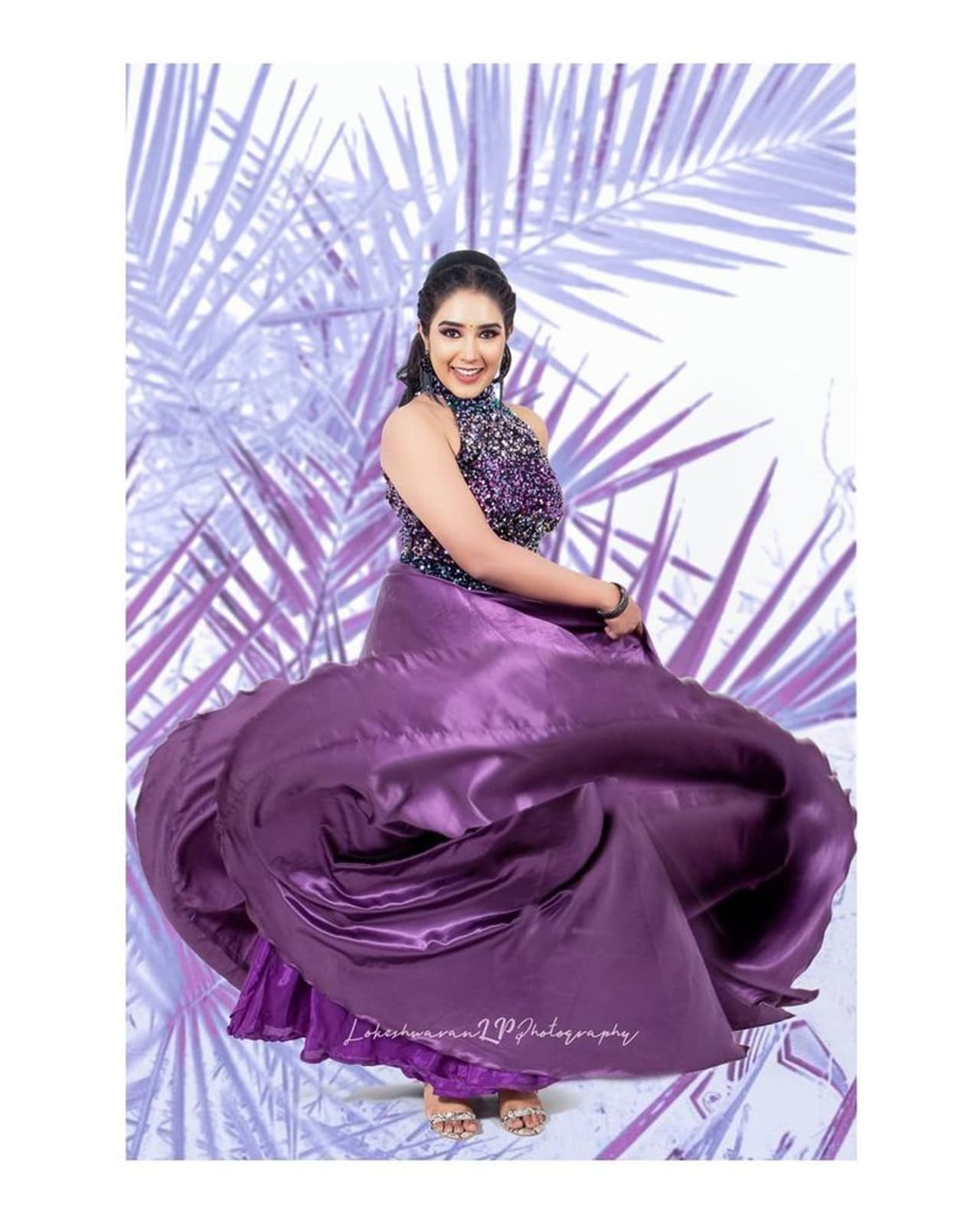 <p>ட்ரெஸ்ஸை சுழட்டி சூப்பர் போஸ் கொடுக்கும் ஸ்ரீநிதி&nbsp;</p>