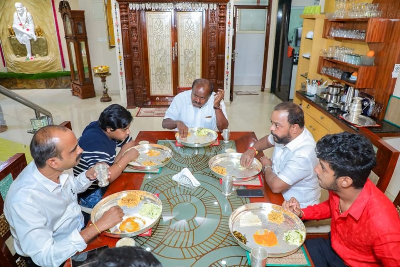 <p>ಇಂದು ನಮ್ಮ ಮನೆಯಲ್ಲಿ ಅವಧೂತ ವಿನಯ್ ಗುರೂಜಿ ಅವರು ಮಾಜಿ ಮುಖ್ಯಮಂತ್ರಿ ಎಚ್.ಡಿ. ಕುಮಾರಸ್ವಾಮಿ ಅವರಿಗೆ ಆಶೀರ್ವಚನ ನೀಡಿದರು ಎಂದು ಶರವಣ ವಿಚಾರ ಹಂಚಿಕೊಂಡಿದ್ದಾರೆ.</p> <p>ಇಂದು ನಮ್ಮ ಮನೆಯಲ್ಲಿ ಅವಧೂತ ವಿನಯ್ ಗುರೂಜಿ ಅವರು ಮಾಜಿ ಮುಖ್ಯಮಂತ್ರಿ ಎಚ್.ಡಿ. ಕುಮಾರಸ್ವಾಮಿ ಅವರಿಗೆ ಆಶೀರ್ವಚನ ನೀಡಿದರು ಎಂದು ಶರವಣ ವಿಚಾರ ಹಂಚಿಕೊಂಡಿದ್ದಾರೆ.</p>