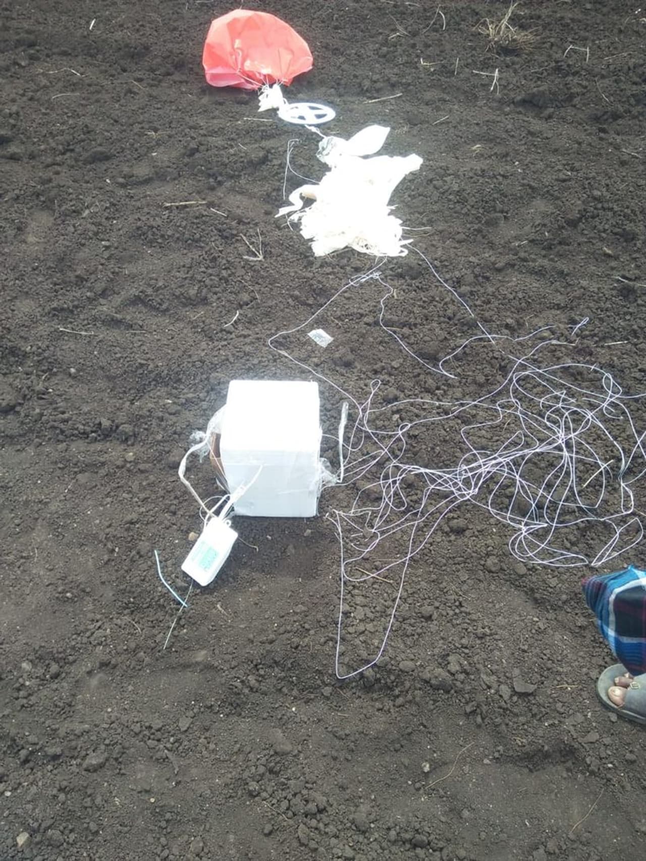 <p>ಹವಾಮಾನ ಕುರಿತಾಗಿ ಮಾಹಿತಿ ಪಡೆಯಲು ಈ ರೀತಿಯಾಗಿ ಸಣ್ಣ ಸಣ್ಣ ಪ್ಯಾರಾಚೂಟ್ಗಳನ್ನು ಉಡಾವಣೆ ಮಾಡಿರುತ್ತಾರೆ. ಹೀಗಾಗಿ ಹವಾಮಾನ ಕುರಿತಾದ ಪ್ಯಾರಾಚೂಟ್ ಇದಾಗಿರಬಹುದು ಎಂದು ಅಂದಾಜಿಸಲಾಗಿದೆ.</p> <p>ಹವಾಮಾನ ಕುರಿತಾಗಿ ಮಾಹಿತಿ ಪಡೆಯಲು ಈ ರೀತಿಯಾಗಿ ಸಣ್ಣ ಸಣ್ಣ ಪ್ಯಾರಾಚೂಟ್ಗಳನ್ನು ಉಡಾವಣೆ ಮಾಡಿರುತ್ತಾರೆ. ಹೀಗಾಗಿ ಹವಾಮಾನ ಕುರಿತಾದ ಪ್ಯಾರಾಚೂಟ್ ಇದಾಗಿರಬಹುದು ಎಂದು ಅಂದಾಜಿಸಲಾಗಿದೆ.</p>