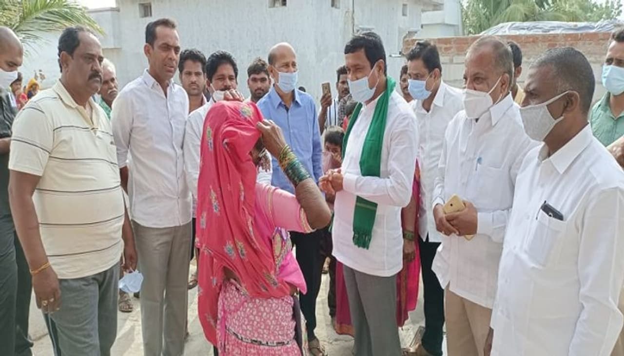 <p>ఆరోగ్య తెలంగాణ సాధన, హరిత తెలంగాణ కోసం కొడంగల్ ఎమ్మెల్యే పట్నం నరేందర్ రెడ్డి వినూత్న కార్యక్రమాలు చేపట్టారు. </p> <p>ఆరోగ్య తెలంగాణ సాధన, హరిత తెలంగాణ కోసం కొడంగల్ ఎమ్మెల్యే పట్నం నరేందర్ రెడ్డి వినూత్న కార్యక్రమాలు చేపట్టారు. </p>