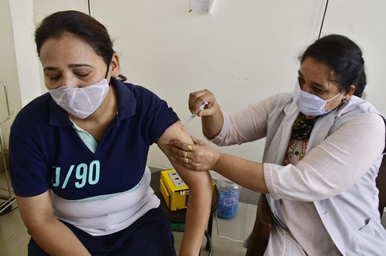 <p>ಲಸಿಕೆಗಳನ್ನು ಪಡೆದ ಬಳಿಕ ಕೆಲವು ಸೌಮ್ಯದಿಂದ ಮಧ್ಯಮ ಅಡ್ಡ ಪರಿಣಾಮಗಳನ್ನು ಅನುಭವಿಸುವುದು ಸಾಮಾನ್ಯ ಏಕೆಂದರೆ ನಿಮ್ಮ ರೋಗ ನಿರೋಧಕ ವ್ಯವಸ್ಥೆಯು ದೇಹಕ್ಕೆ ಕೆಲವು ವಿಧಗಳಲ್ಲಿ ಪ್ರತಿಕ್ರಿಯಿಸಲು ಸೂಚಿಸುತ್ತದೆ.&nbsp;ಇದು ರಕ್ತದ ಹರಿವನ್ನು ಹೆಚ್ಚಿಸುತ್ತದೆ, ಆದ್ದರಿಂದ ಹೆಚ್ಚಿನ ರೋಗ ನಿರೋಧಕ ಜೀವಕೋಶಗಳು ಪರಿಚಲನೆಯಾಗಬಹುದು, ಮತ್ತು ವೈರಸ್ ಅನ್ನು ಕೊಲ್ಲುವ ಸಲುವಾಗಿ ಇದು ದೇಹದ ತಾಪಮಾನವನ್ನು ಹೆಚ್ಚಿಸುತ್ತದೆ. ಆದುದರಿಂದ ಇದಕ್ಕೆ ಭಯ ಪಡಬೇಕಾಗಿಲ್ಲ.&nbsp;</p>