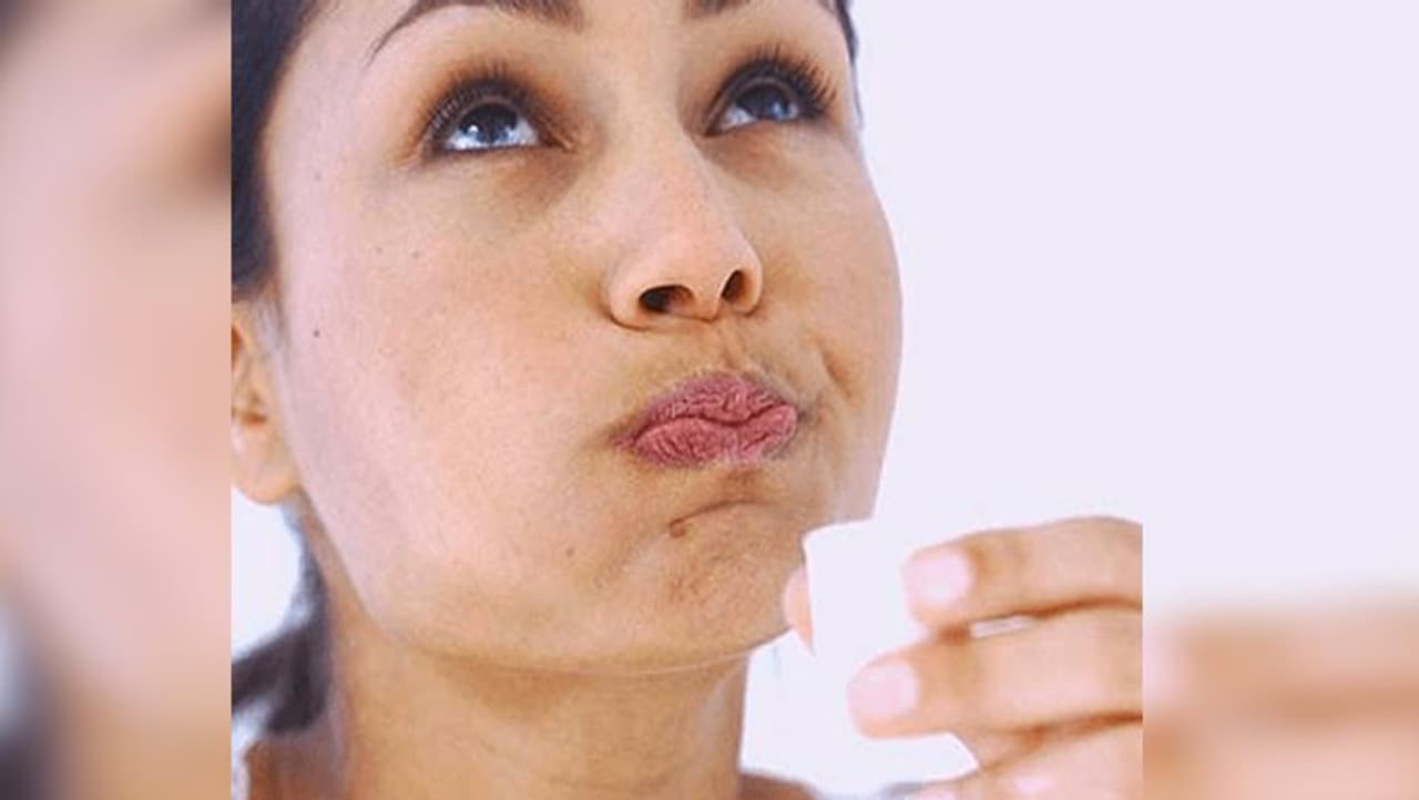 ఆయిల్ పుల్లింగ్ అనేది ప్రత్యామ్నాయ ఆరోగ్య వైద్య విధానం. దీని మూలాలు ఆయుర్వేదంలో ఉన్నాయి. ఆయిల్ పుల్లింగ్ అనేది ప్రత్యామ్నాయ ఆరోగ్య వైద్య విధానం. దీని మూలాలు ఆయుర్వేదంలో ఉన్నాయి.