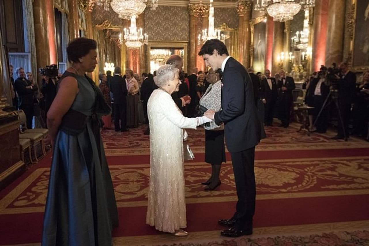 <p>കഴിഞ്ഞ കുറച്ച് മാസങ്ങളായി കാനഡയിലെ ബ്രിട്ടീഷ് കൊളംബിയയില് പ്രവര്ത്തിച്ചിരുന്ന റസിഡന്ഷ്യല് സ്കൂളുകളുടെ പിന്നാമ്പുറങ്ങളില് നിന്ന് മൂന്ന് വയസിന് താഴെയുള്ള ആയിരത്തോളം പിഞ്ച് കുഞ്ഞുങ്ങളുടെ ശവക്കുഴികളാണ് കണ്ടെത്തിയത്. ഇതിനെ തുടര്ന്ന് നടത്തിയ അന്വേഷണത്തിലാണ് മതപ്രചാരണത്തിനും തദ്ദേശീയ ജനതയുടെ ഉന്മൂലനത്തിനുമായി ബ്രിട്ടീഷ് ഭരണകൂടം നടത്തിയ അതികിരാതമായ ഉന്മൂലനത്തിന്റെ കഥ പുറത്ത് വരുന്നത്. </p> <p>കഴിഞ്ഞ കുറച്ച് മാസങ്ങളായി കാനഡയിലെ ബ്രിട്ടീഷ് കൊളംബിയയില് പ്രവര്ത്തിച്ചിരുന്ന റസിഡന്ഷ്യല് സ്കൂളുകളുടെ പിന്നാമ്പുറങ്ങളില് നിന്ന് മൂന്ന് വയസിന് താഴെയുള്ള ആയിരത്തോളം പിഞ്ച് കുഞ്ഞുങ്ങളുടെ ശവക്കുഴികളാണ് കണ്ടെത്തിയത്. ഇതിനെ തുടര്ന്ന് നടത്തിയ അന്വേഷണത്തിലാണ് മതപ്രചാരണത്തിനും തദ്ദേശീയ ജനതയുടെ ഉന്മൂലനത്തിനുമായി ബ്രിട്ടീഷ് ഭരണകൂടം നടത്തിയ അതികിരാതമായ ഉന്മൂലനത്തിന്റെ കഥ പുറത്ത് വരുന്നത്. </p>